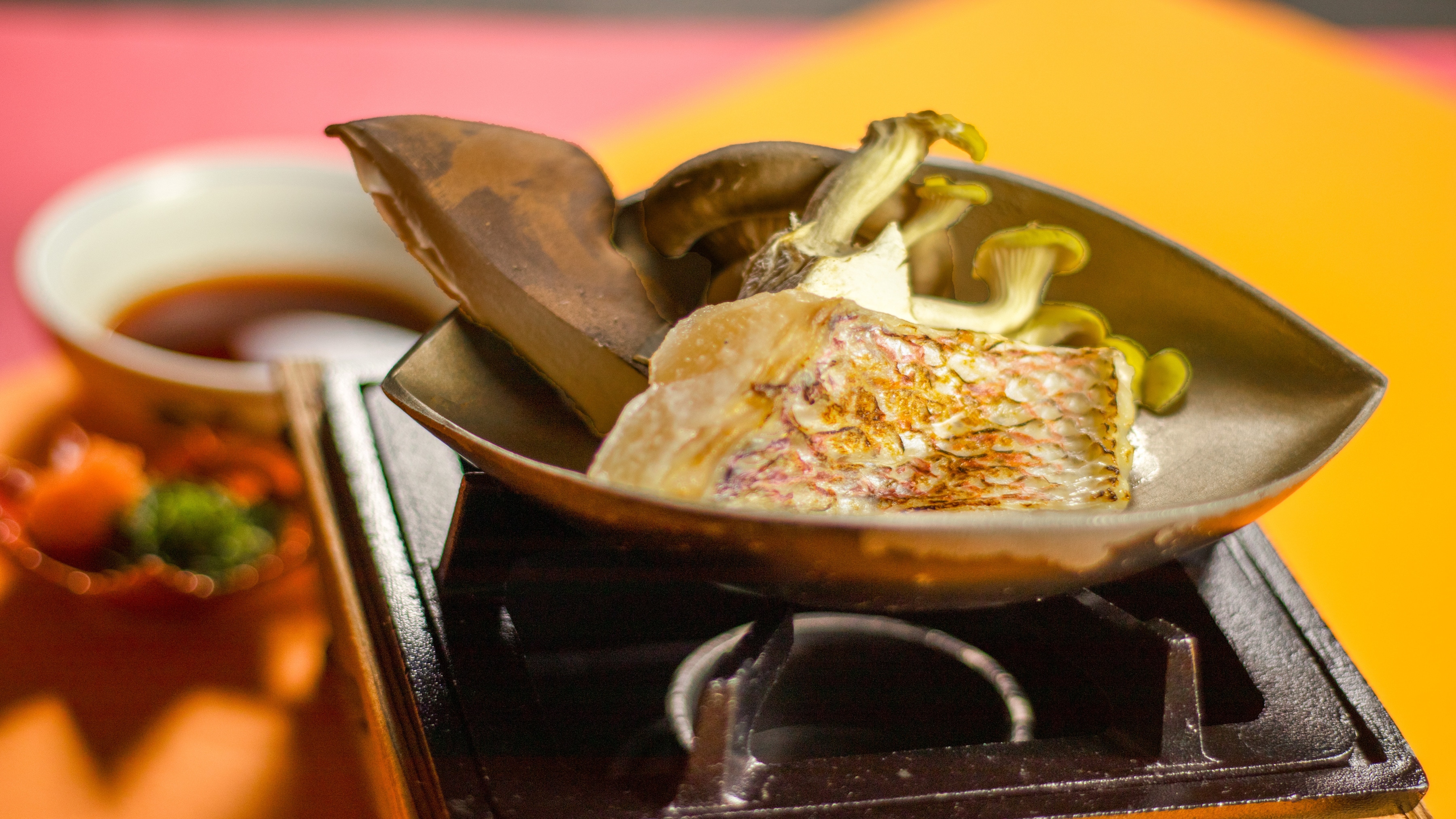 Panggangan porselen ikan kakap laut daun maple