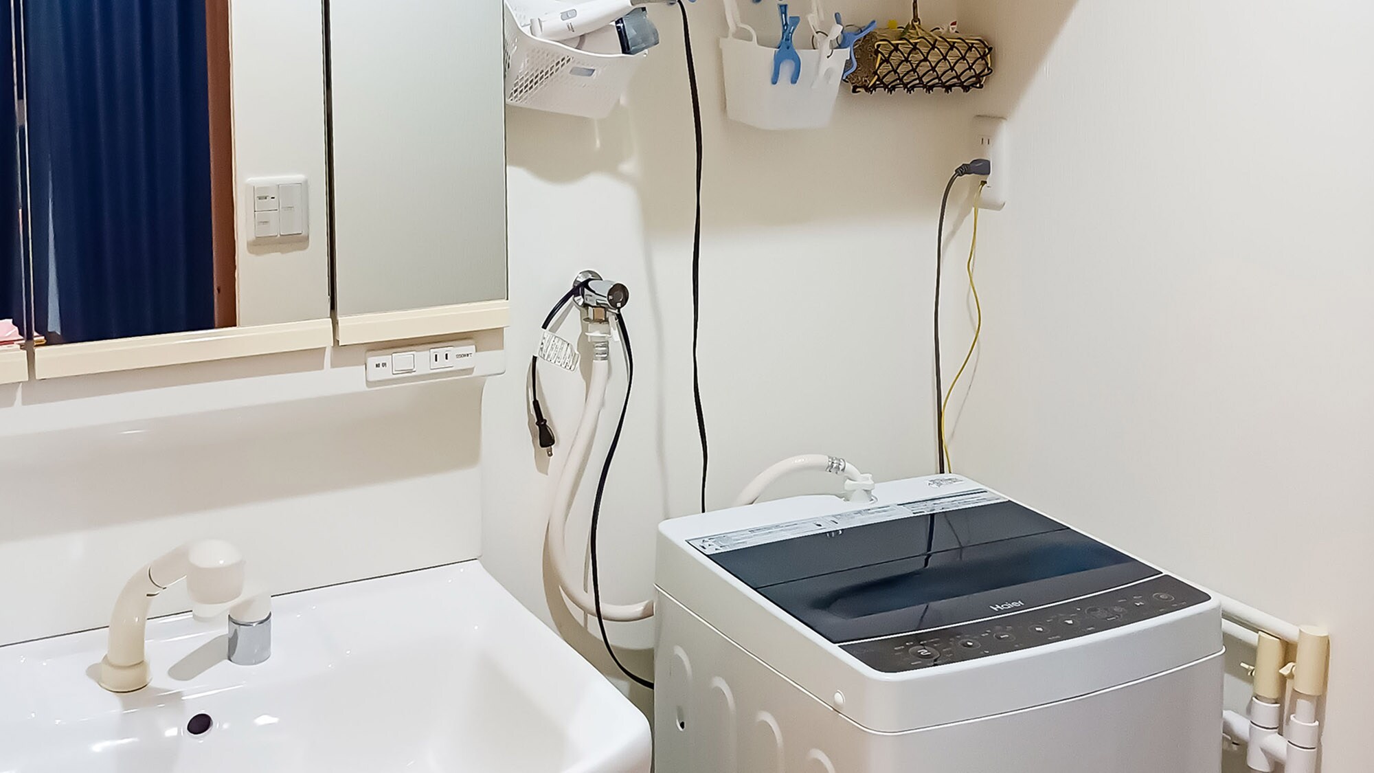・Queen bedroom / separate sink and washing machine