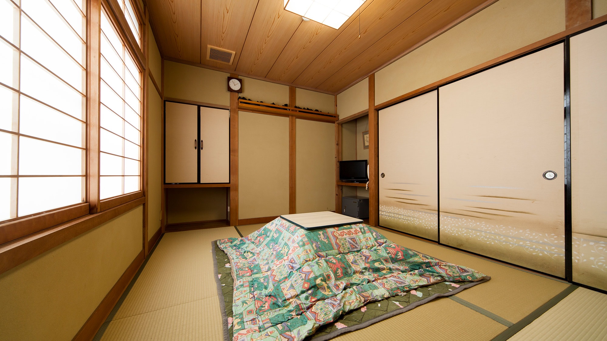 ・ Example of Japanese-style room: We will prepare a kotatsu in winter.