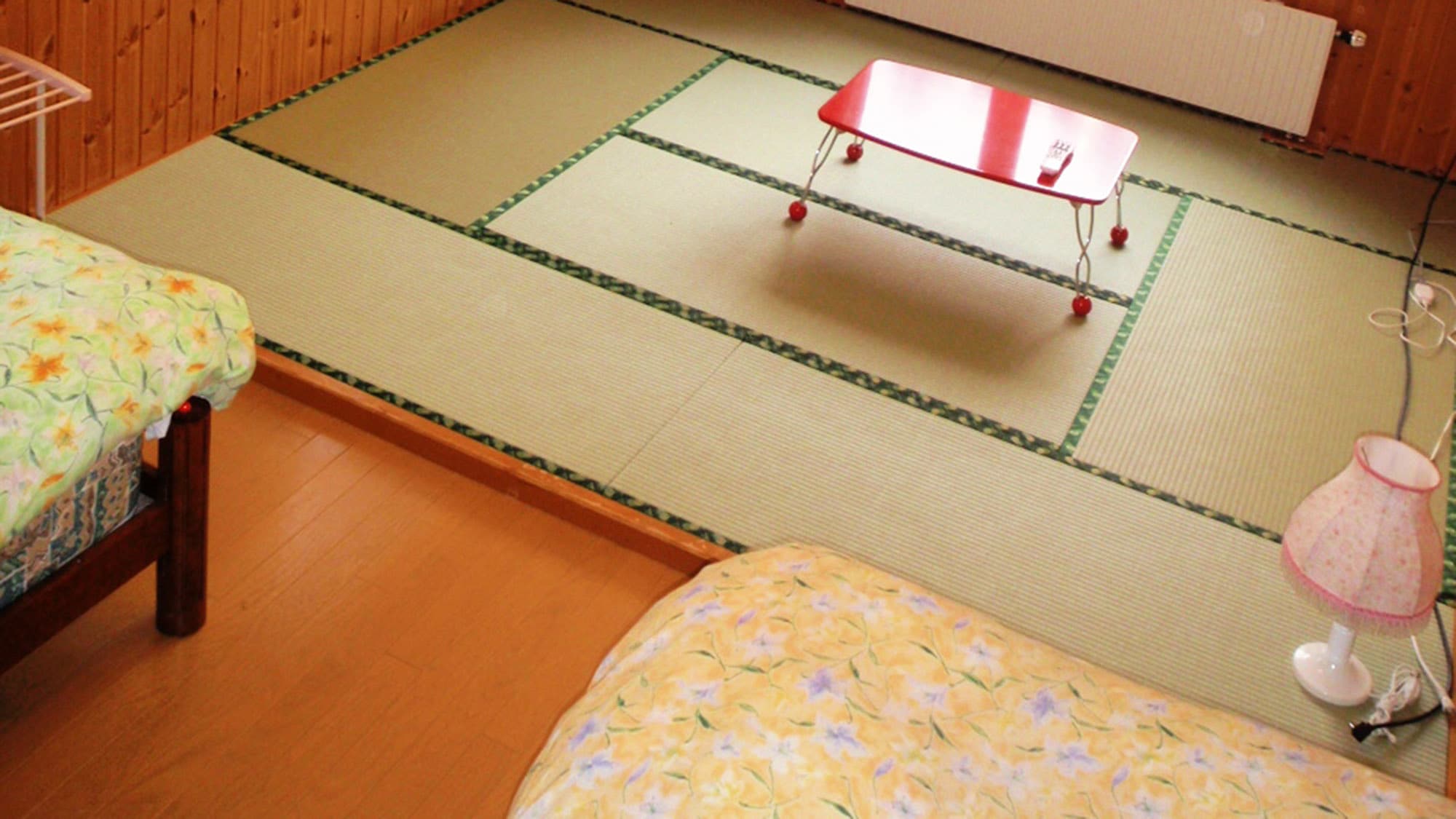 ・ An example of a Japanese and Western room: A bed and a futon room.
