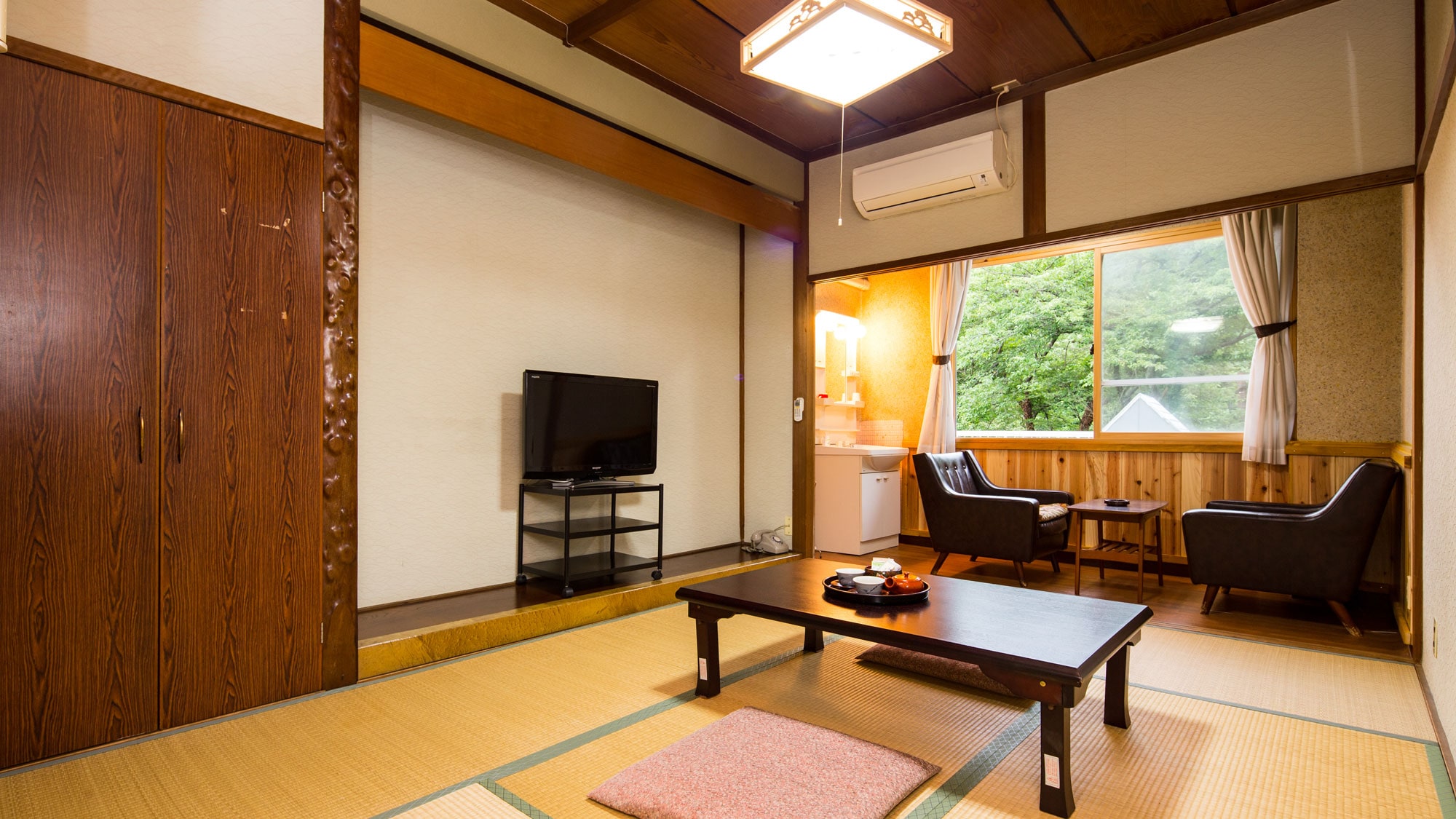 [Mountain side, Japanese-style room 6 tatami mats] Shared bath and toilet ★ Example