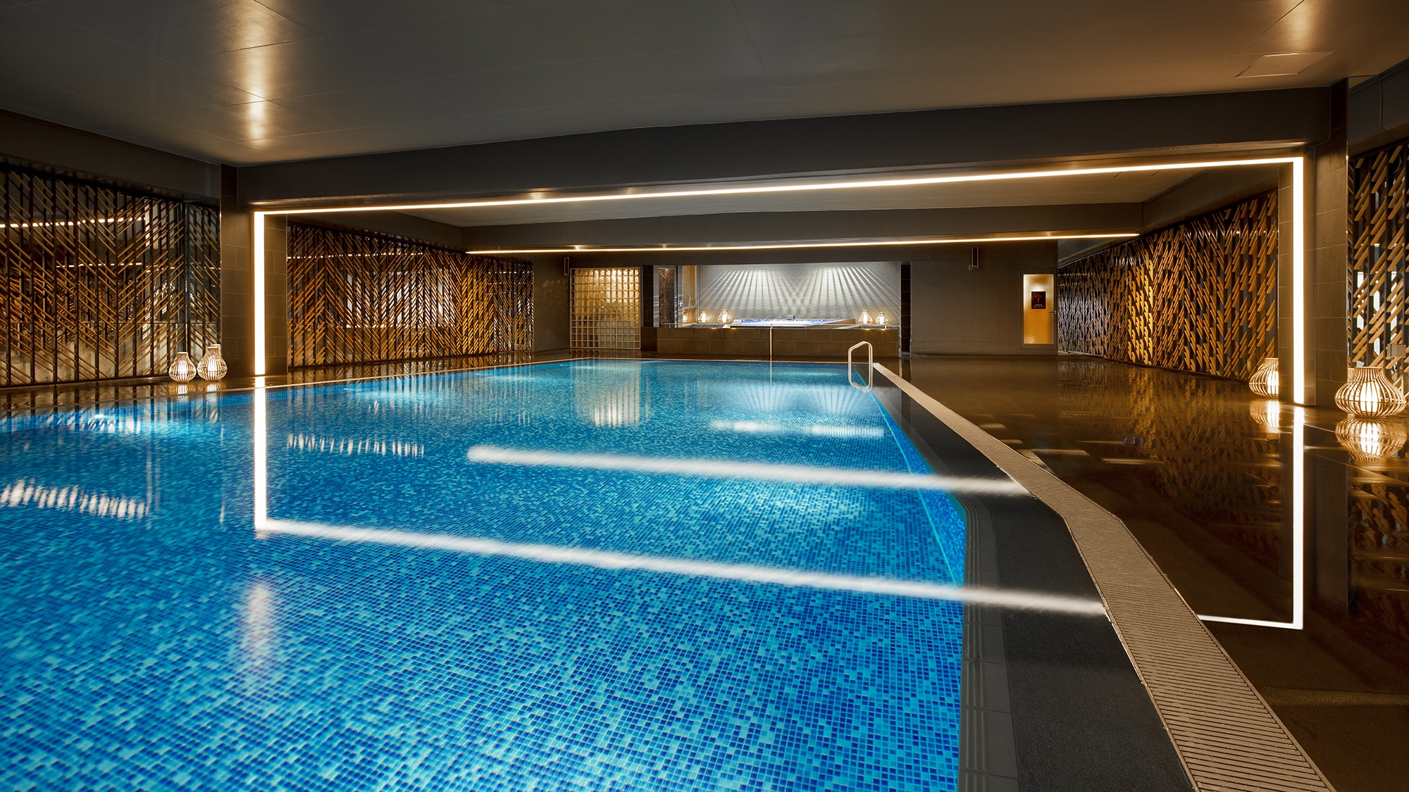 [Indoor pool] Heated pool available all year round