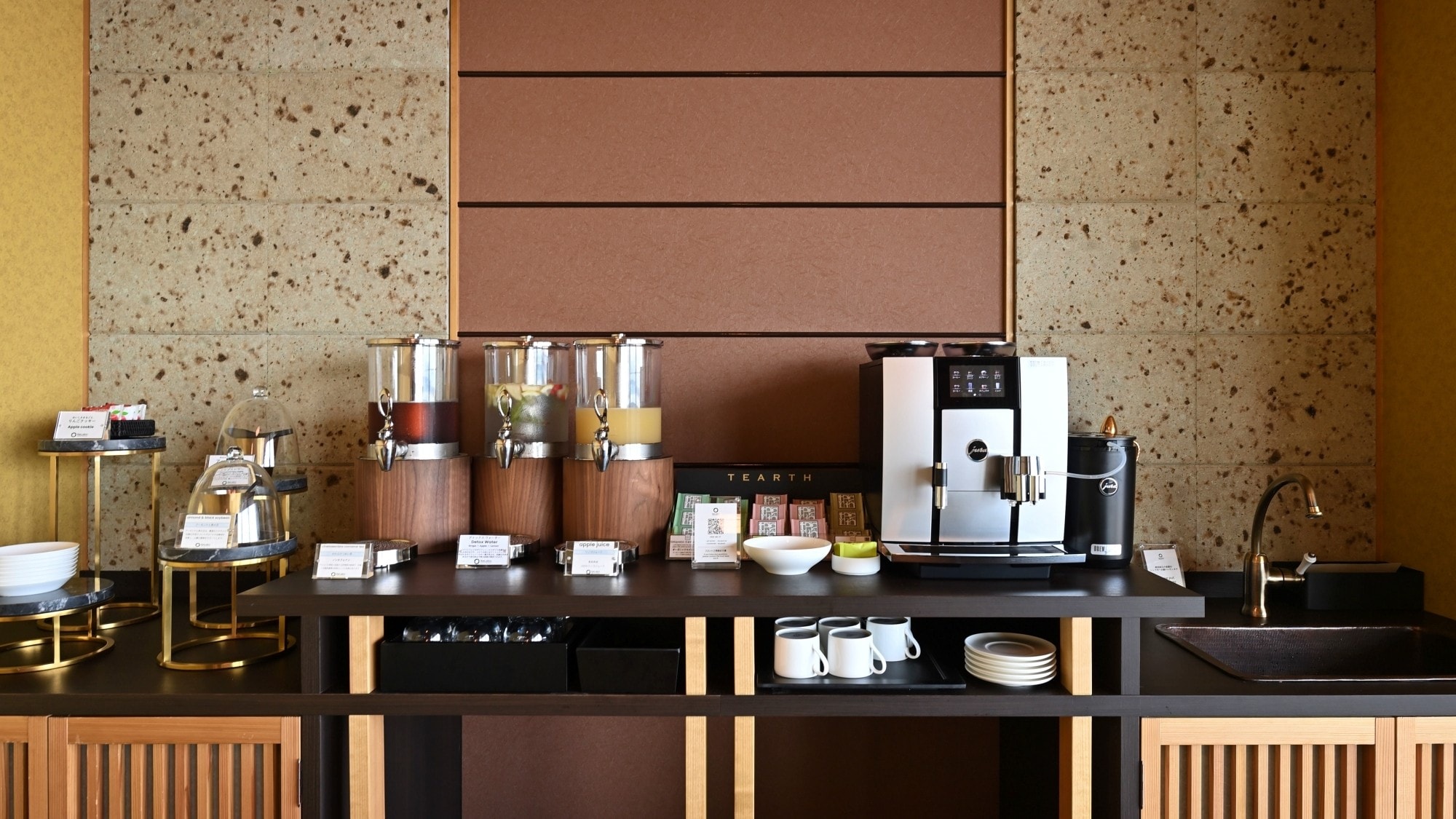 [Hotel facilities] "Blue Zone Lounge" Enjoy wellness snacks and healthy drinks.
