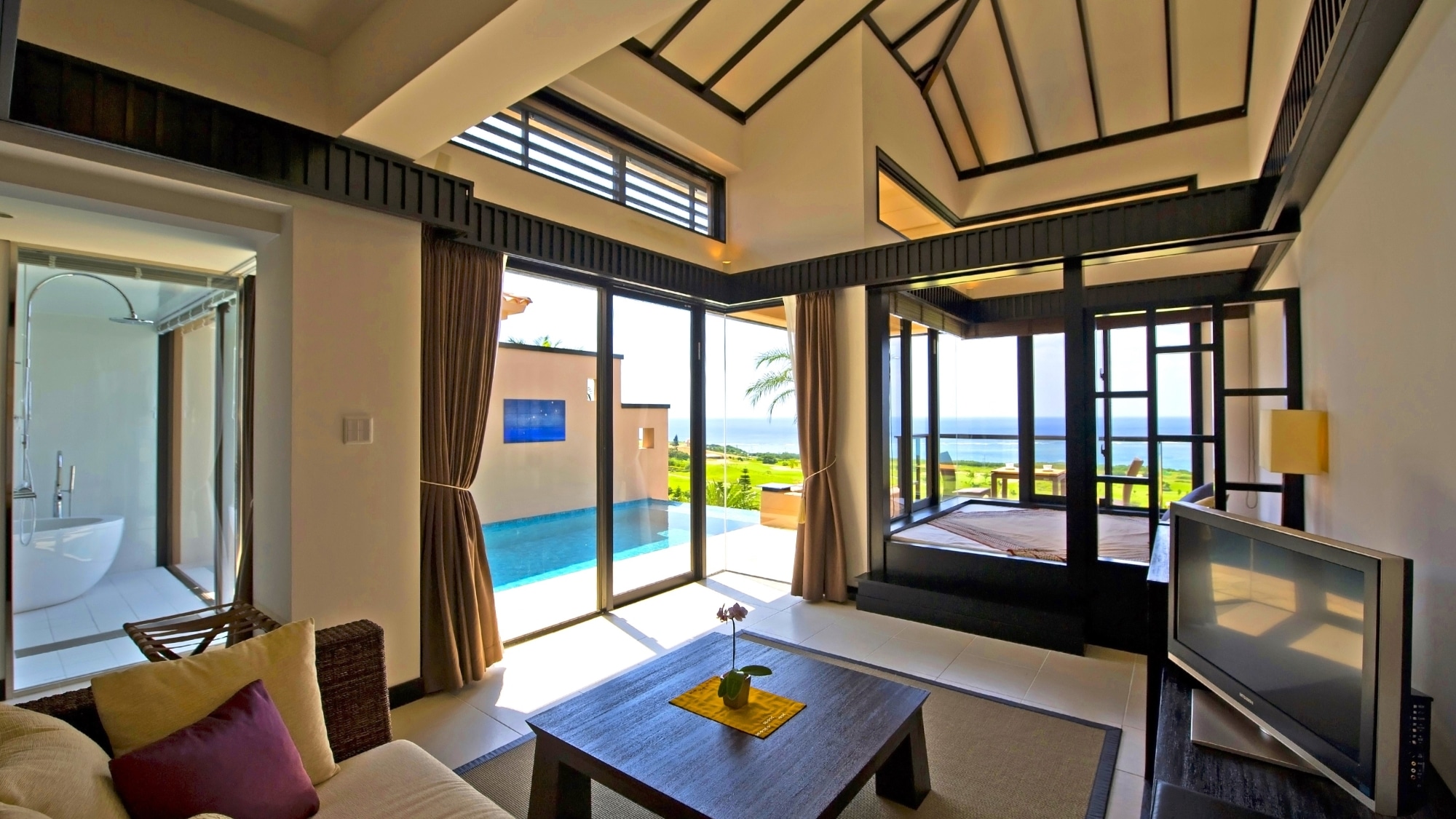 [Pool villa lagoon suite top floor, 4F designation] Japan's largest all-suite villa standing on the waterside of the lagoon