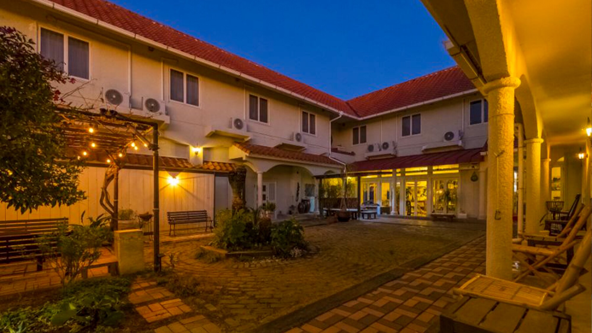[Patio] A tropical resort-style courtyard where dogs can play