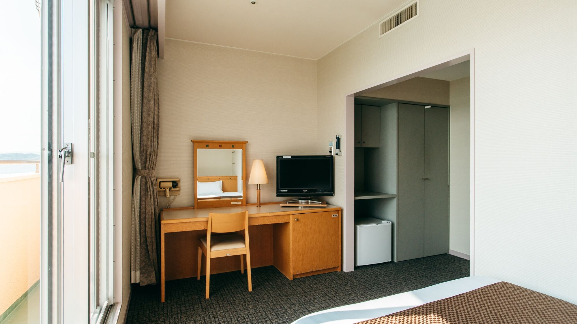Western-style semi-double room (with bath) / 19 square meters