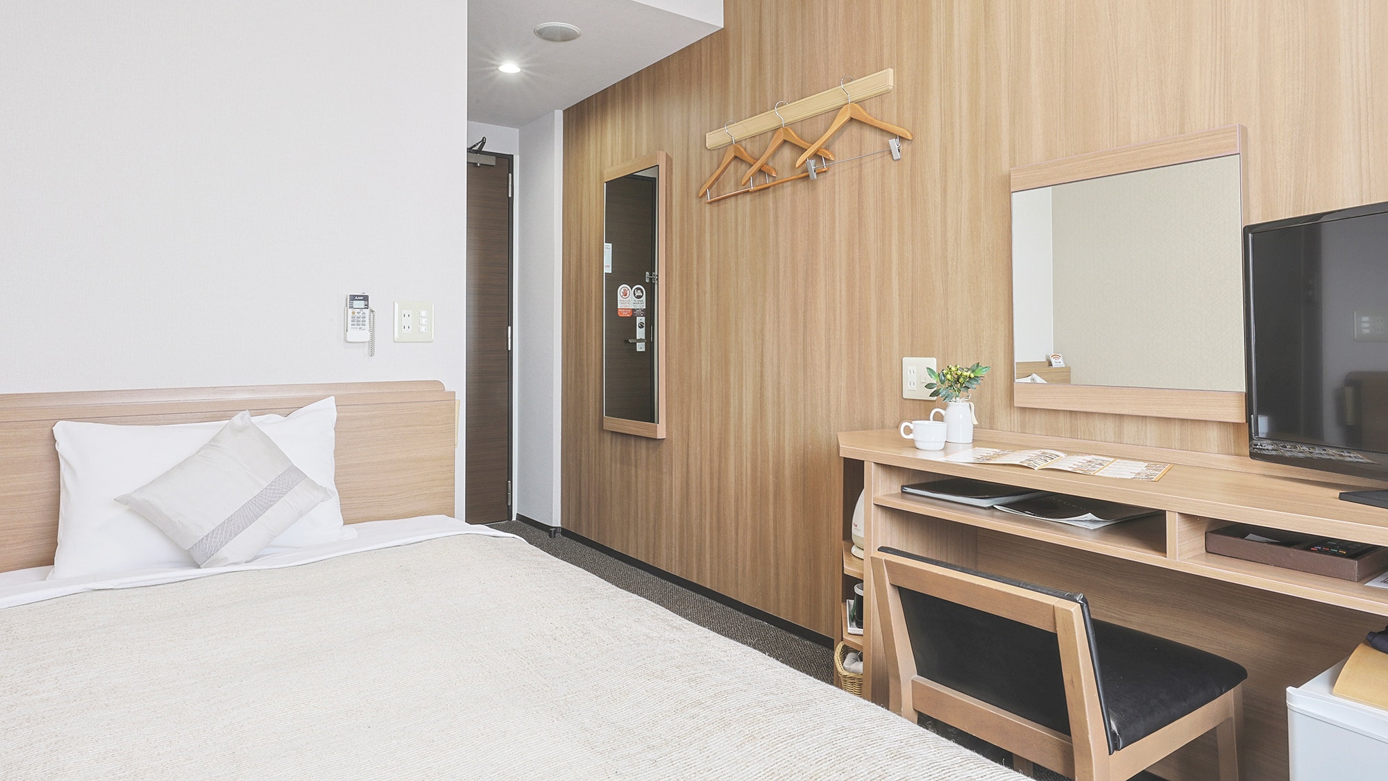 [Semi-double] A warm and clean space with a wood grain design.