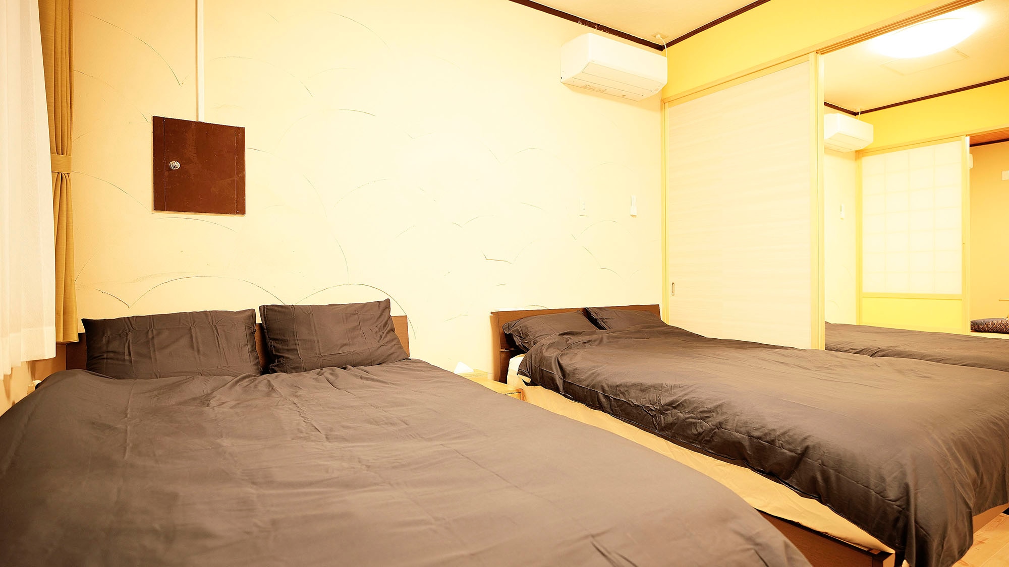 ・Room 101: Bedroom with two double beds