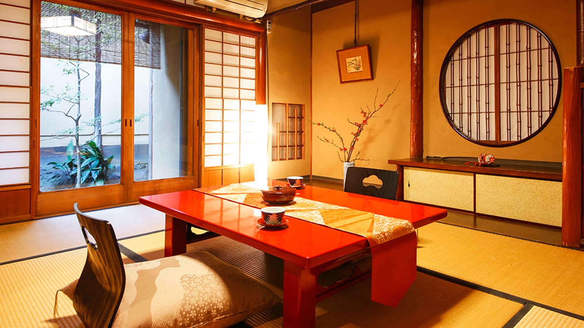 ◆ Main Building Japanese-style room-Garden side ◆ A room overlooking the "pure Japanese-style garden" that shows various expressions depending on the seasons and time