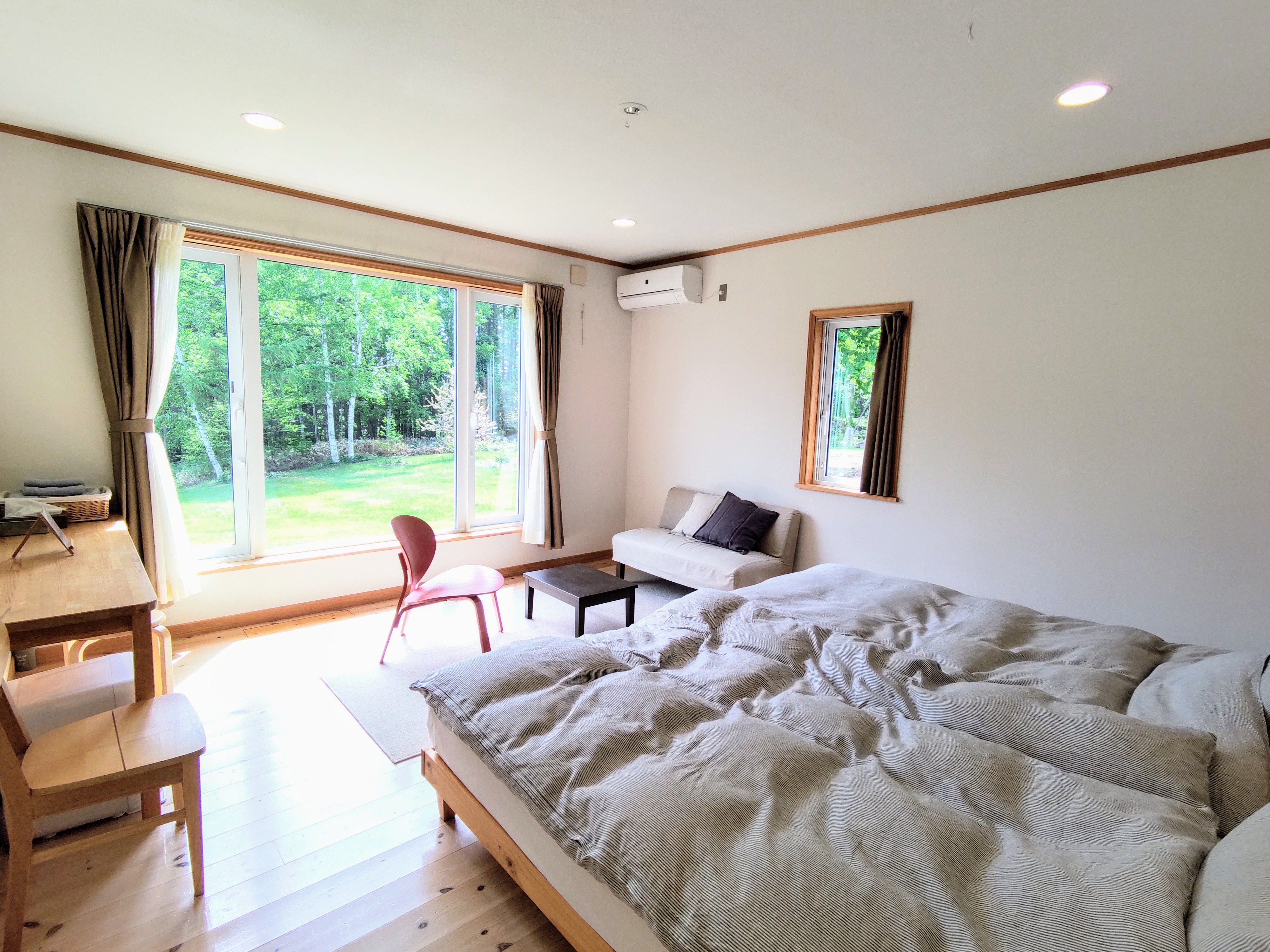 Large twin rooms. All rooms are on the first floor. A vast garden and a starry sky are right in front of you.