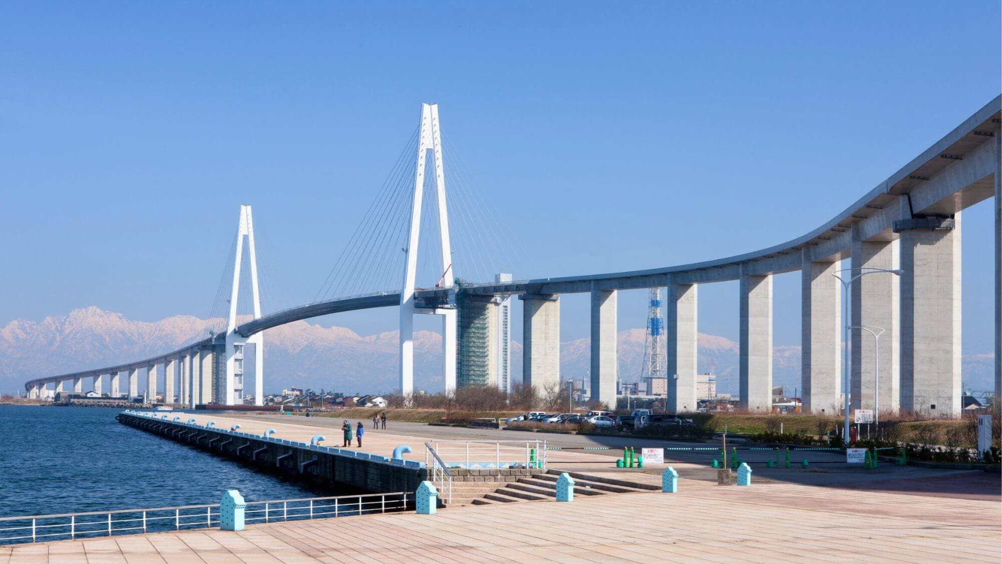 [神光桥] 从酒店开车40分钟。无论您是驾车还是步行穿过这座斜拉桥，都可以欣赏到日本海的壮丽景色。