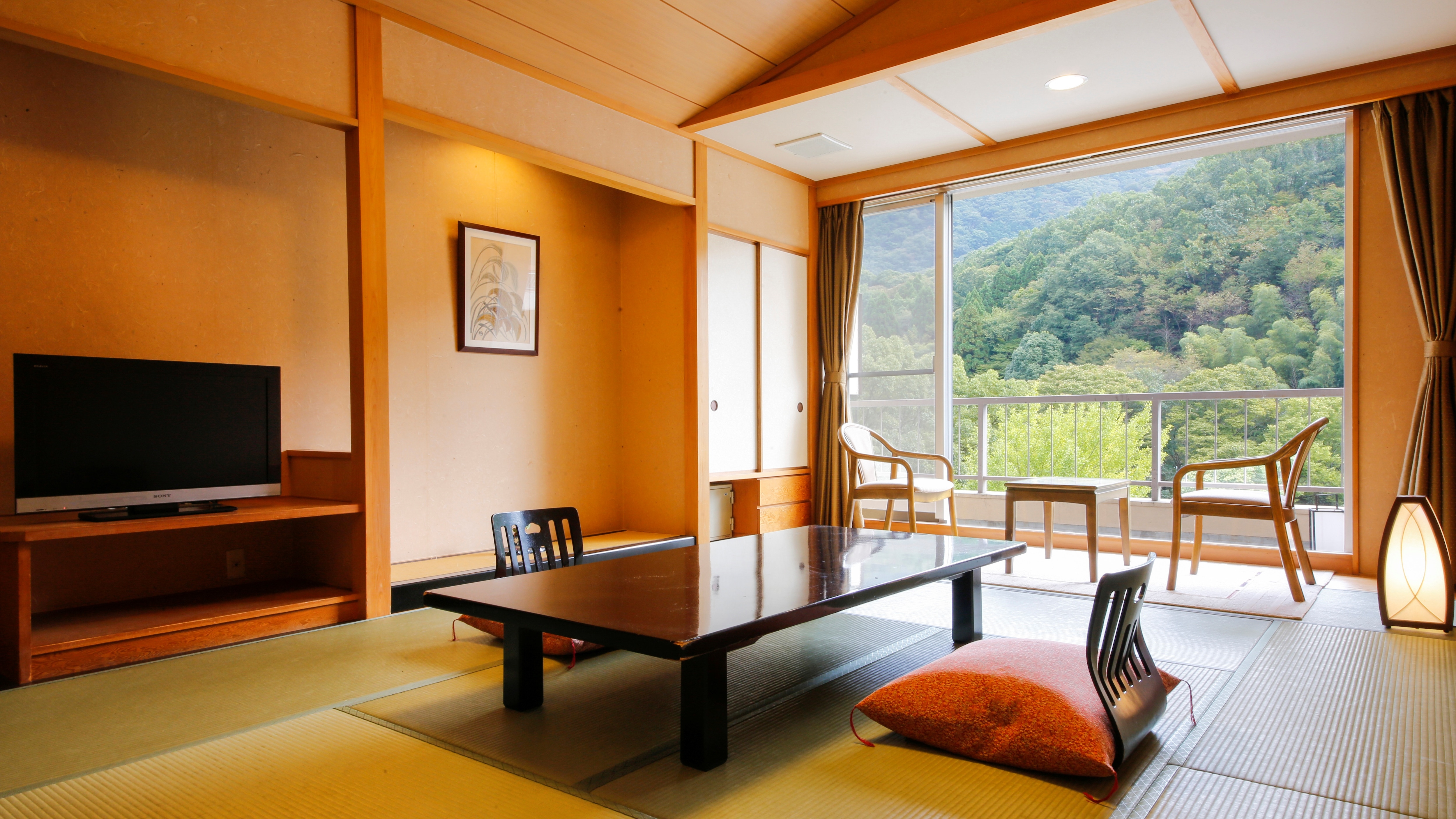 넓은 창문에서는 고츠키야마의 자연을 볼 수 있습니다. 사계절마다 바뀌는 경치를 즐기세요.