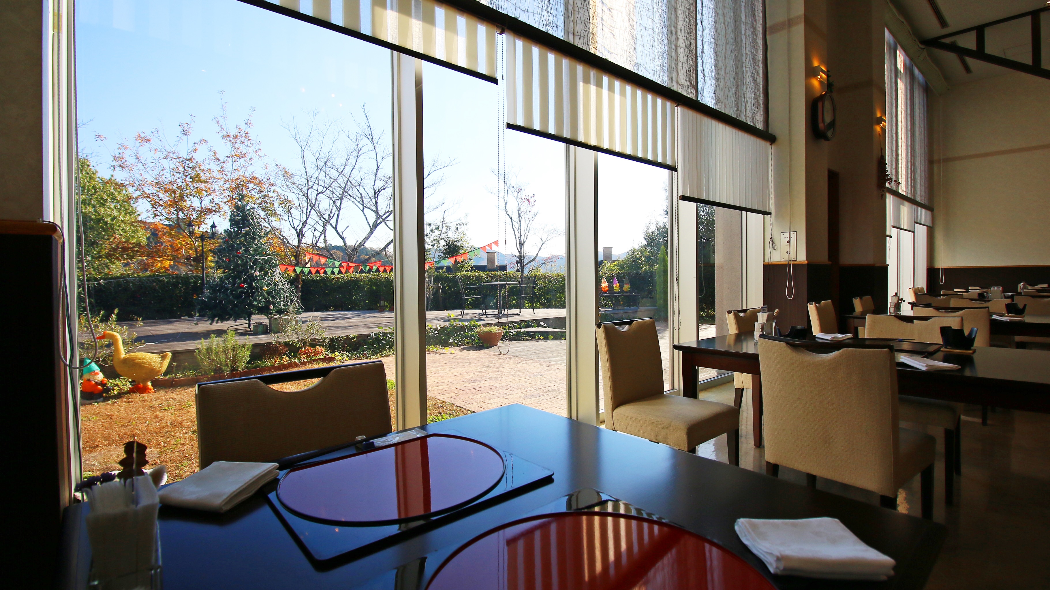 [Restaurant - Porte Bonheur] On a warm, sunny day, why not enjoy lunch in the outdoor garden?