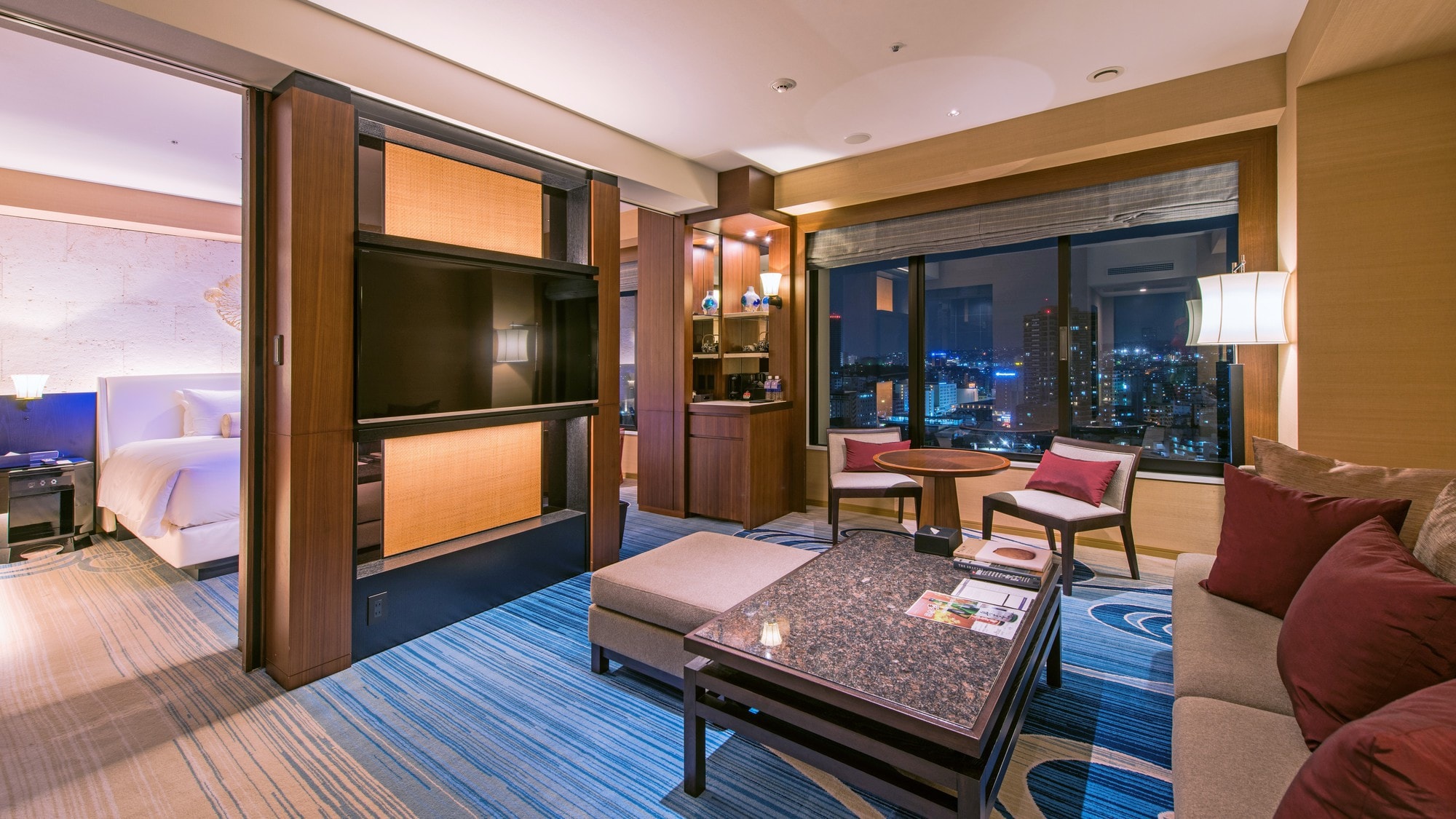 [Regency Suite King 56㎡] Bersantai di kamar tidur dan ruang tamu dengan partisi.