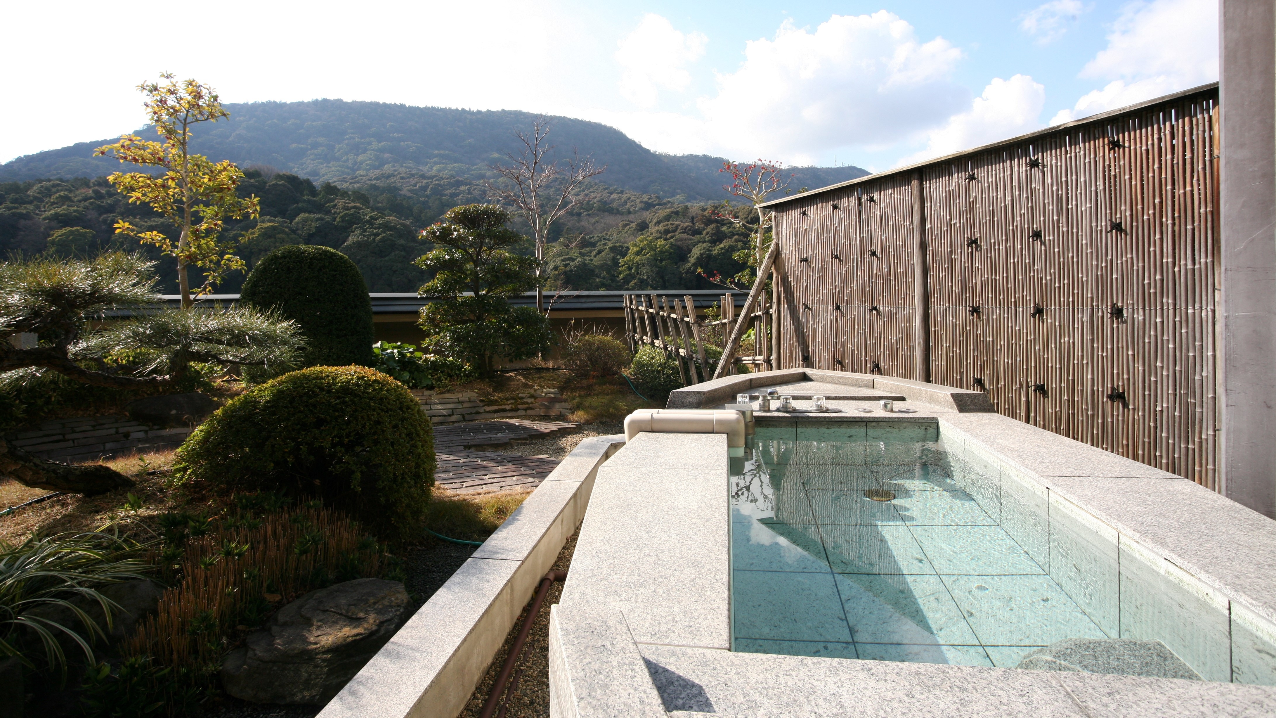 Guest room with open-air bath at Hitenkan (example)