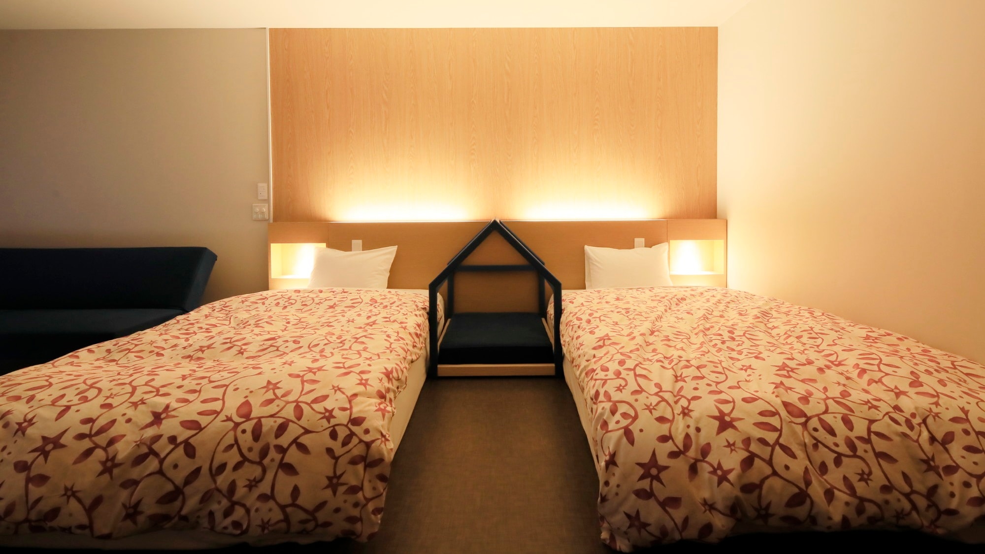 [Western-style twin] Between the beds, we have prepared an original pet dog bed limited to this room.