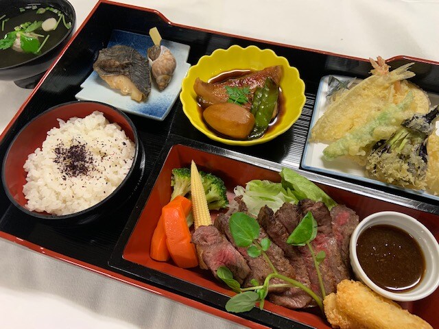 Bento makan malam: 5.500 yen (contoh)