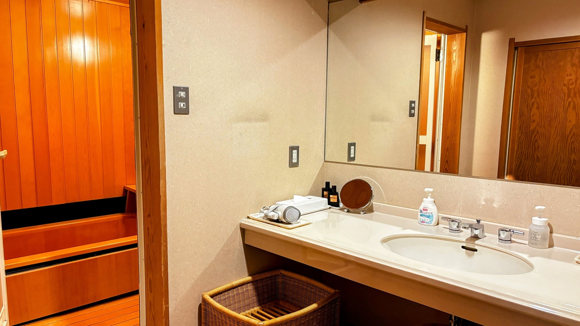 2nd floor: Standard Japanese-Western room (8 tatami mat Japanese room + twin bed)