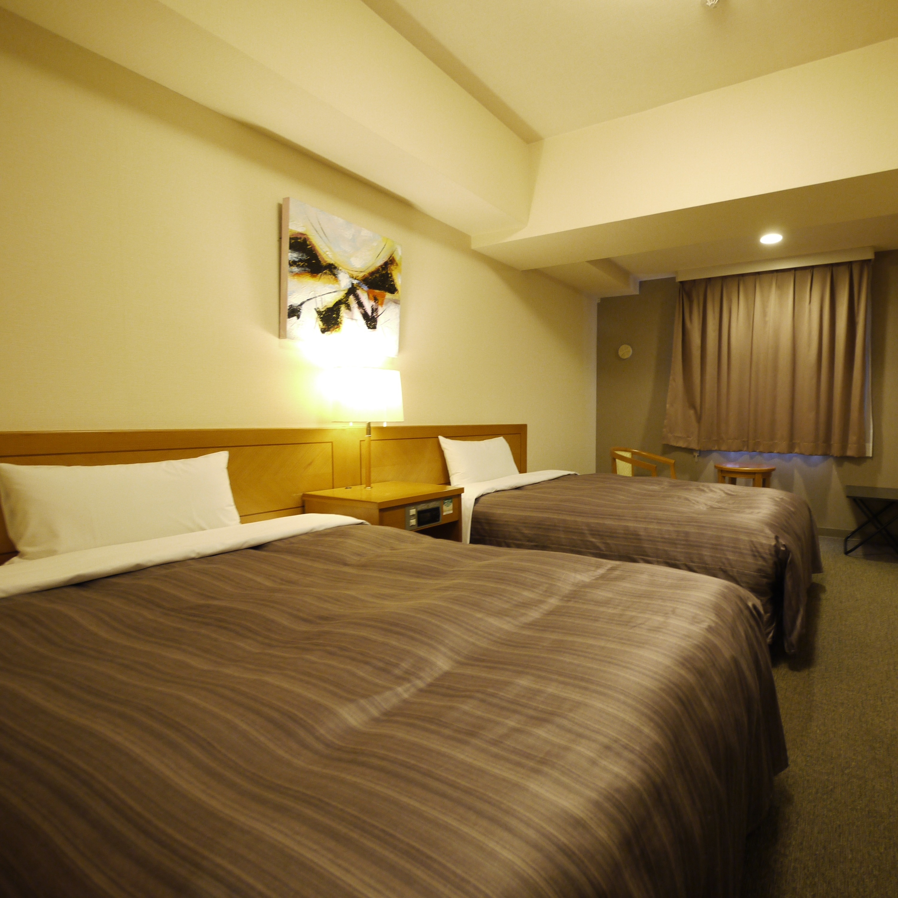 트윈 룸은 침대 폭 120cm의 싱글 침대 사양입니다만 넓은 객실에서 여유롭게 편히 쉴 수 있습니다.