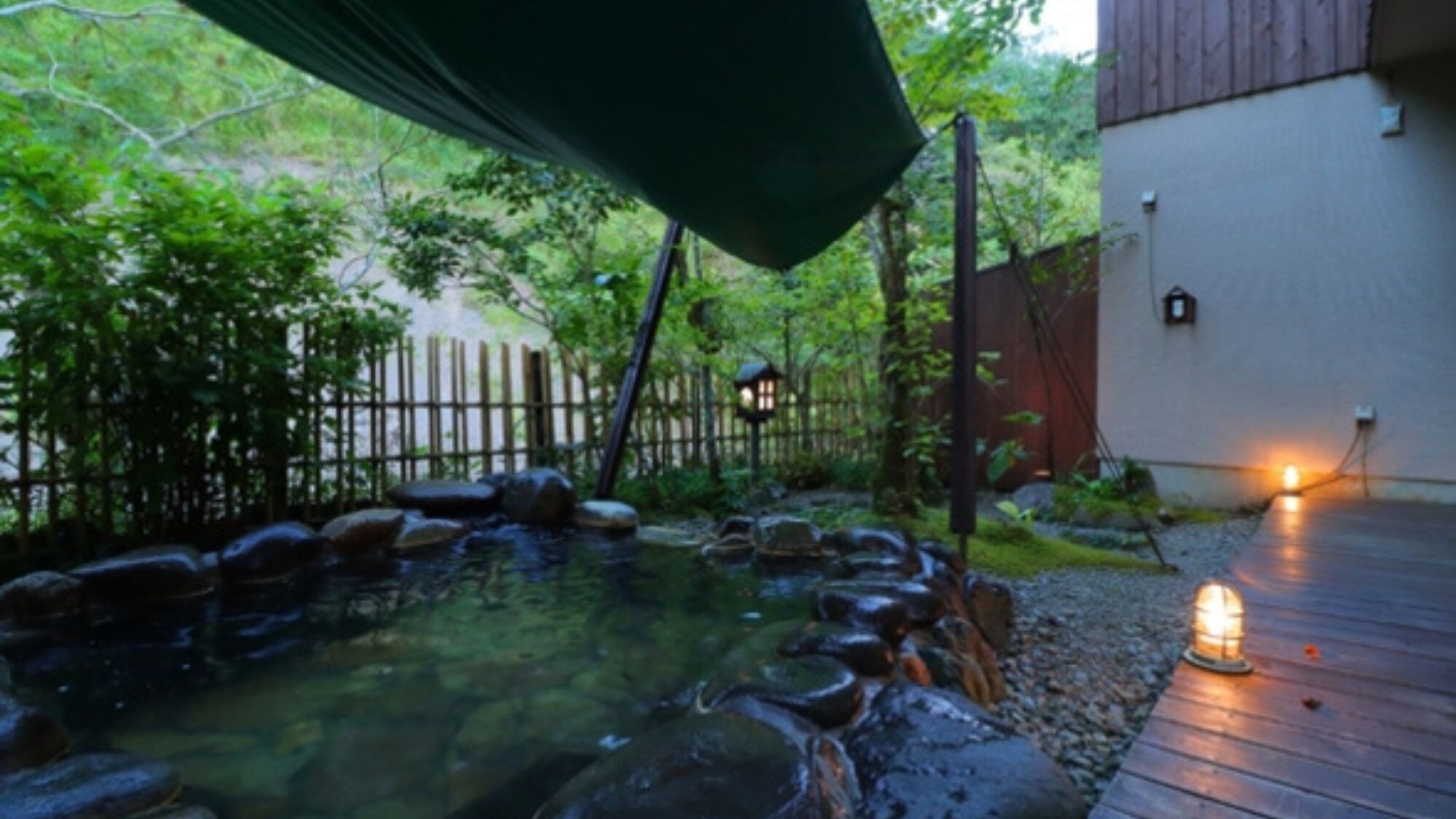 Kamar mandi batu terbuka bergaya suite maisonette