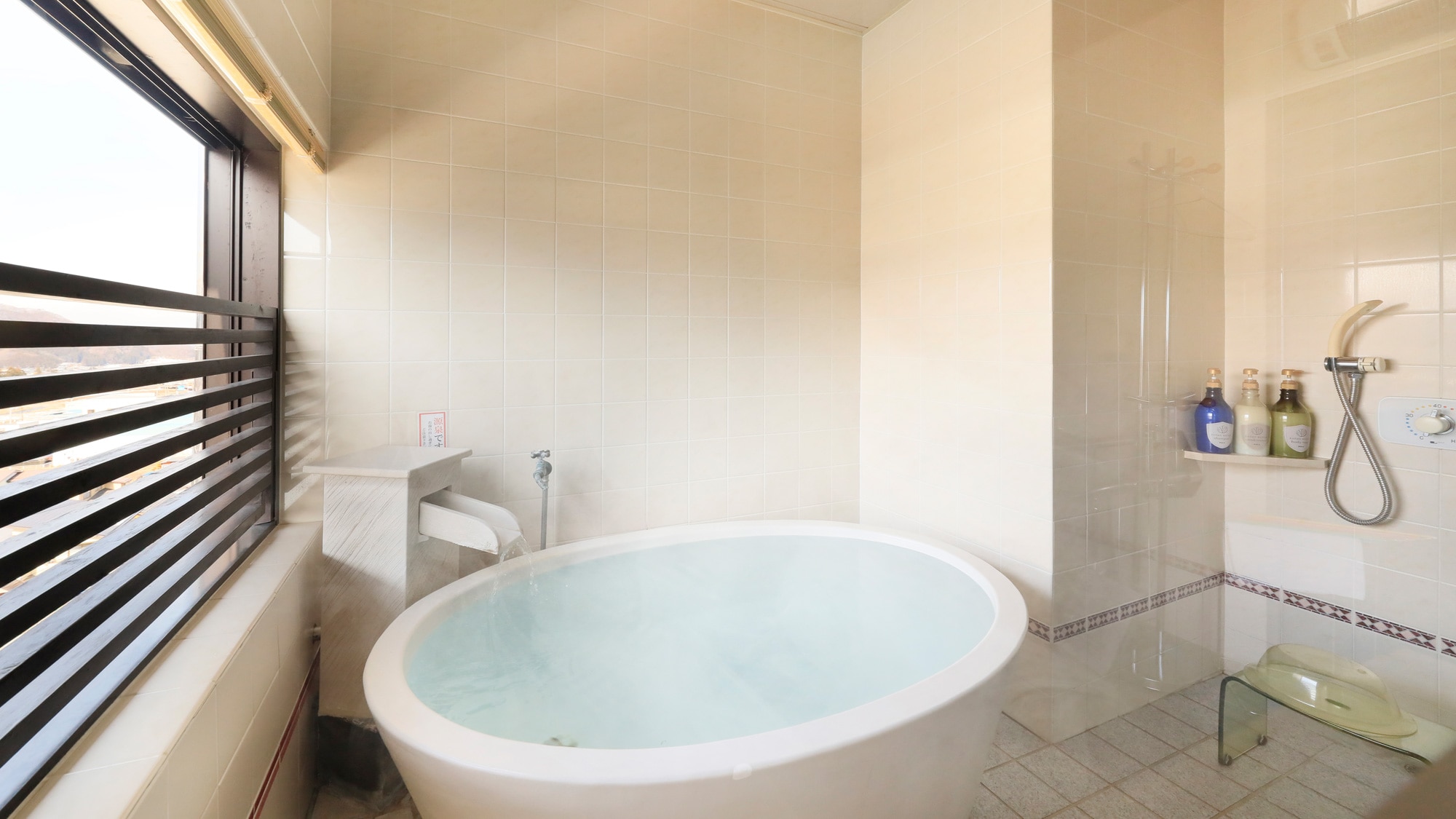Guest rooms 1-10 ◆ Open-air bath with free-flowing hot springs ◆ Premier suite A type (non-smoking)