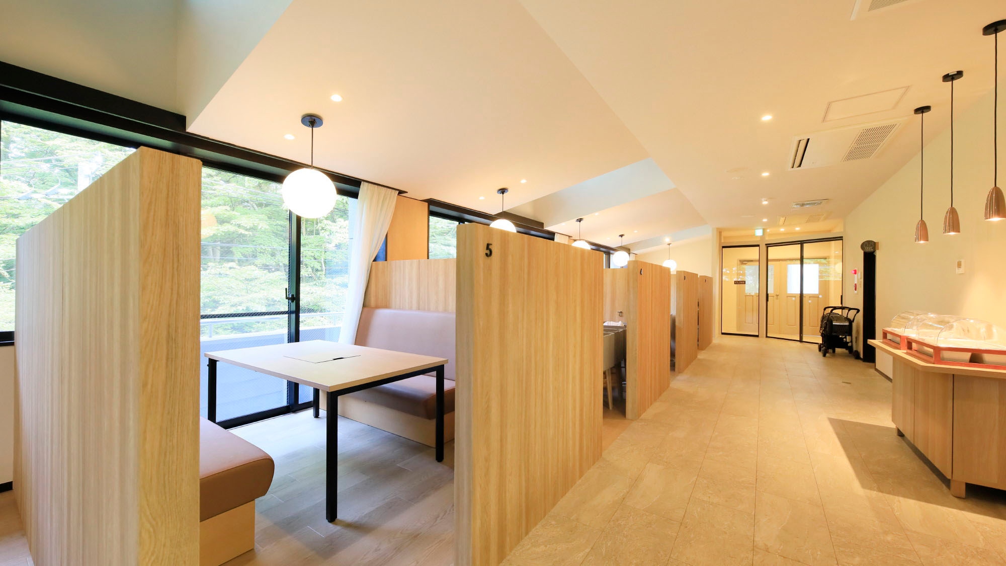 [Restaurant] The restaurant has semi-private rooms, so even dogs who are shy around other dogs can feel at ease.