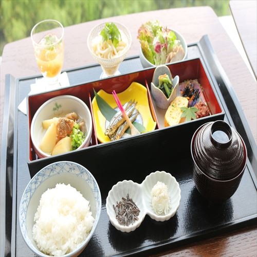 Sarapan Jepang yang mewah menggunakan bahan-bahan dari Nagasaki