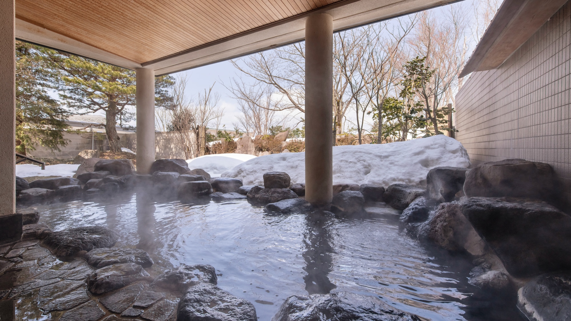 **[Open-air bath/men's bath] It is semi-open-air and covered, so you can use it without worrying about rain or snow.
