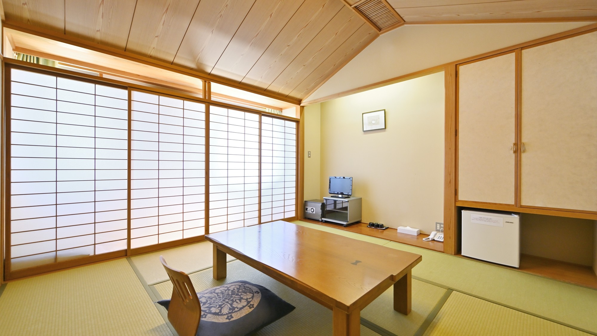 ■ [Japanese-style room 8 tatami mats] (Kyoto-style room 8 tatami mats) Capacity: 3 people