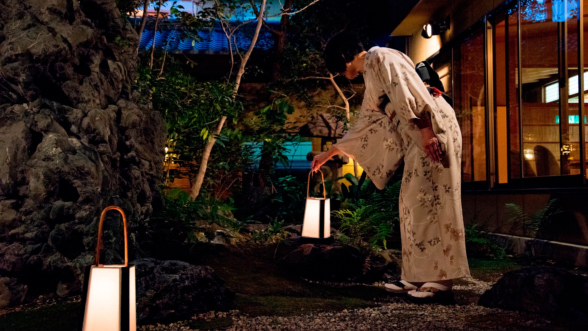 [Lady] The lanterns in the garden are installed by lighting candles every day. Enjoy the fantastic soft light