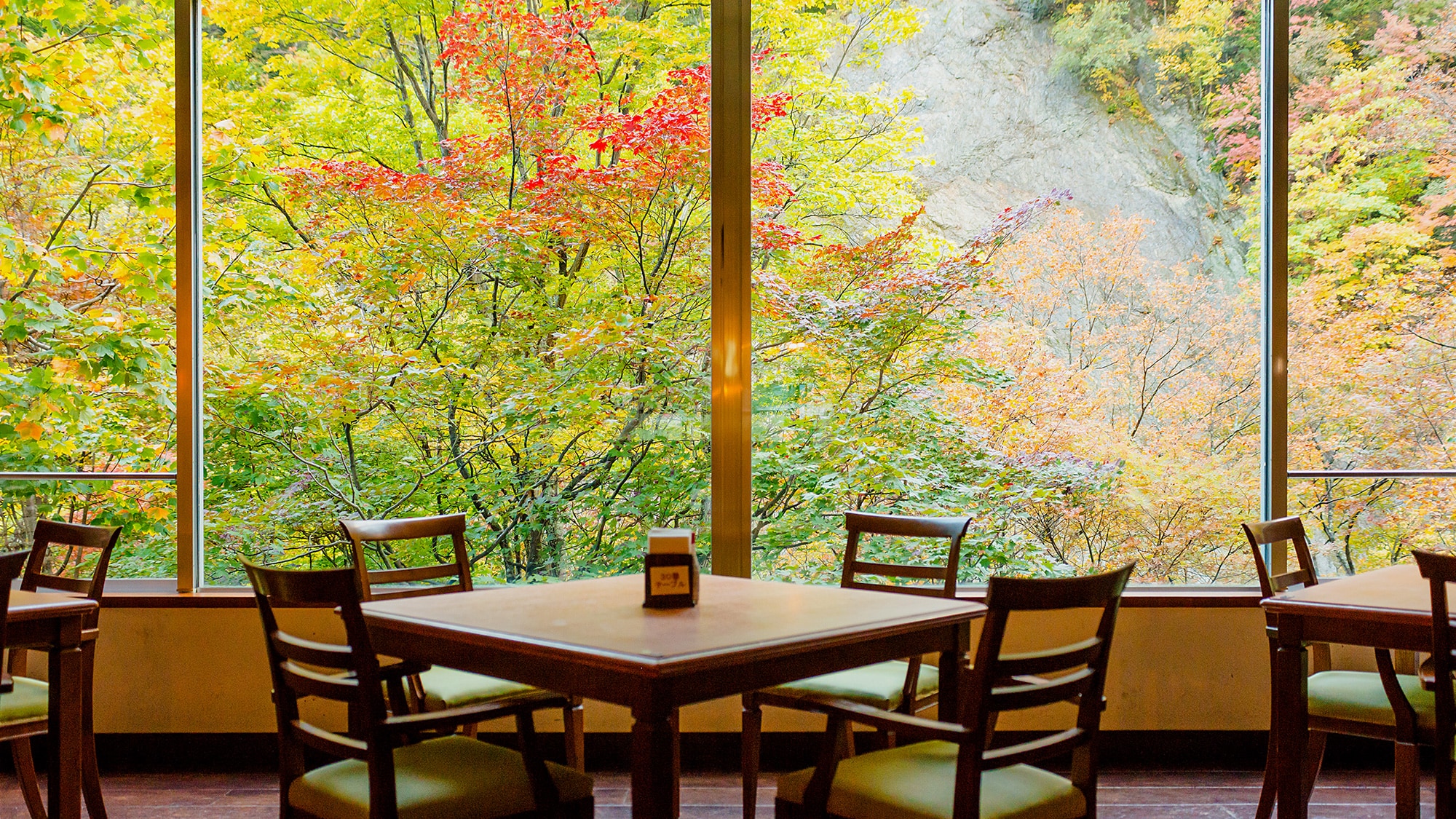 [Le Matterhorn] A restaurant with a magnificent view of the autumn leaves in front of you