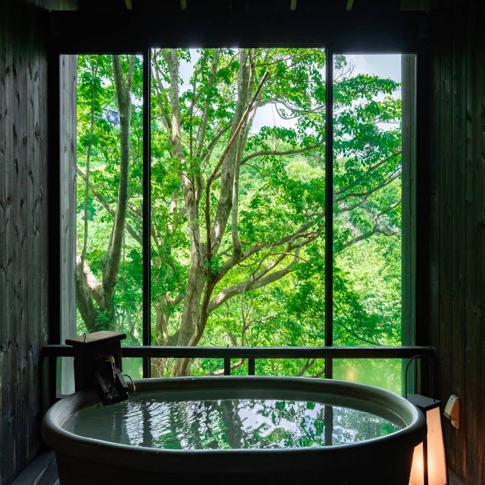 “森林私人露天浴池” 一邊感受季節的變化一邊泡澡。