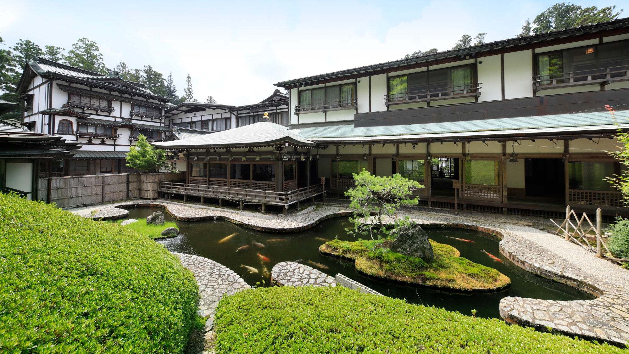 登仙庭｜龍門瀑（龍門の滝）を模した庭です。