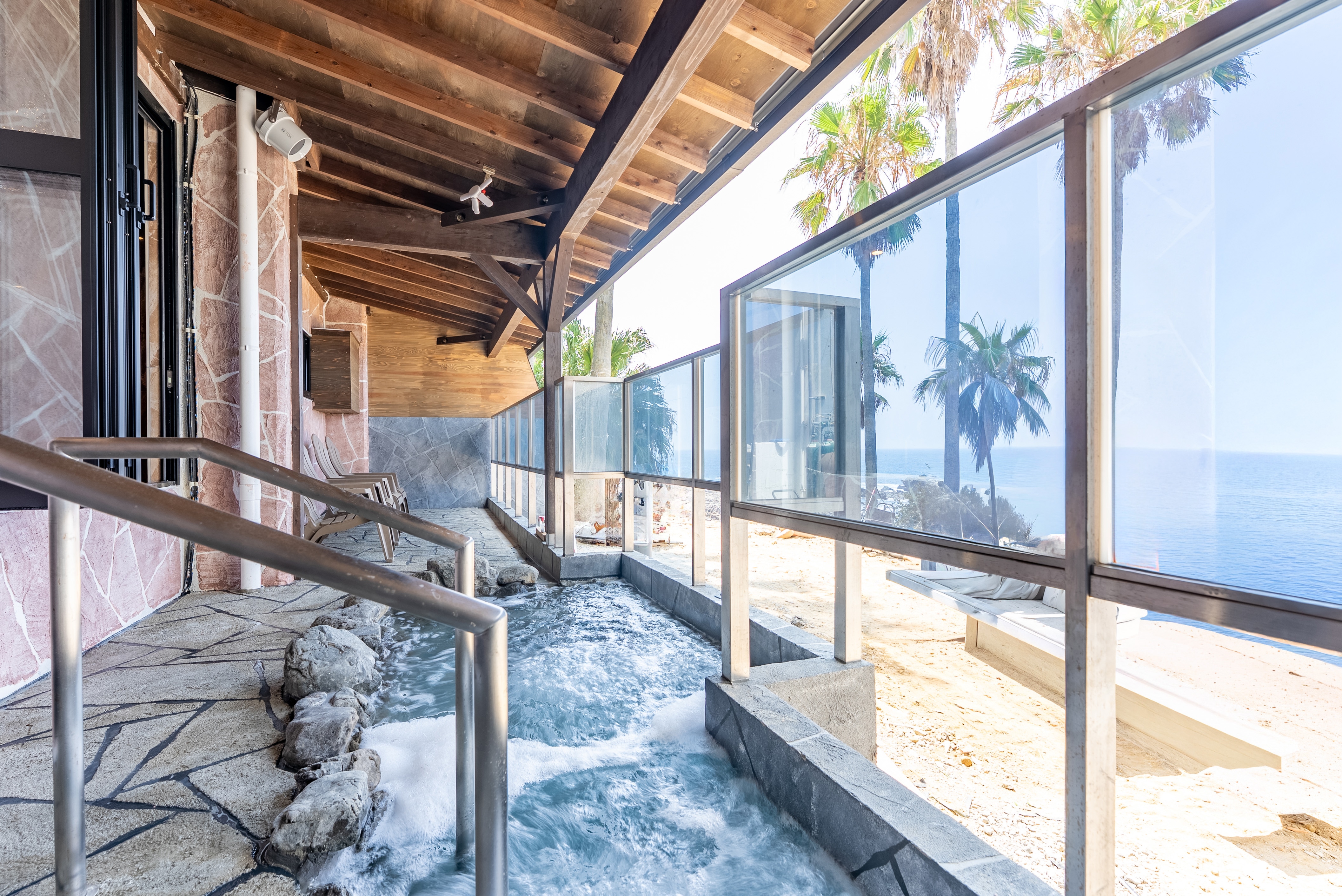 You can use the large public bath at Livemax Resort Innamicho Seafront.