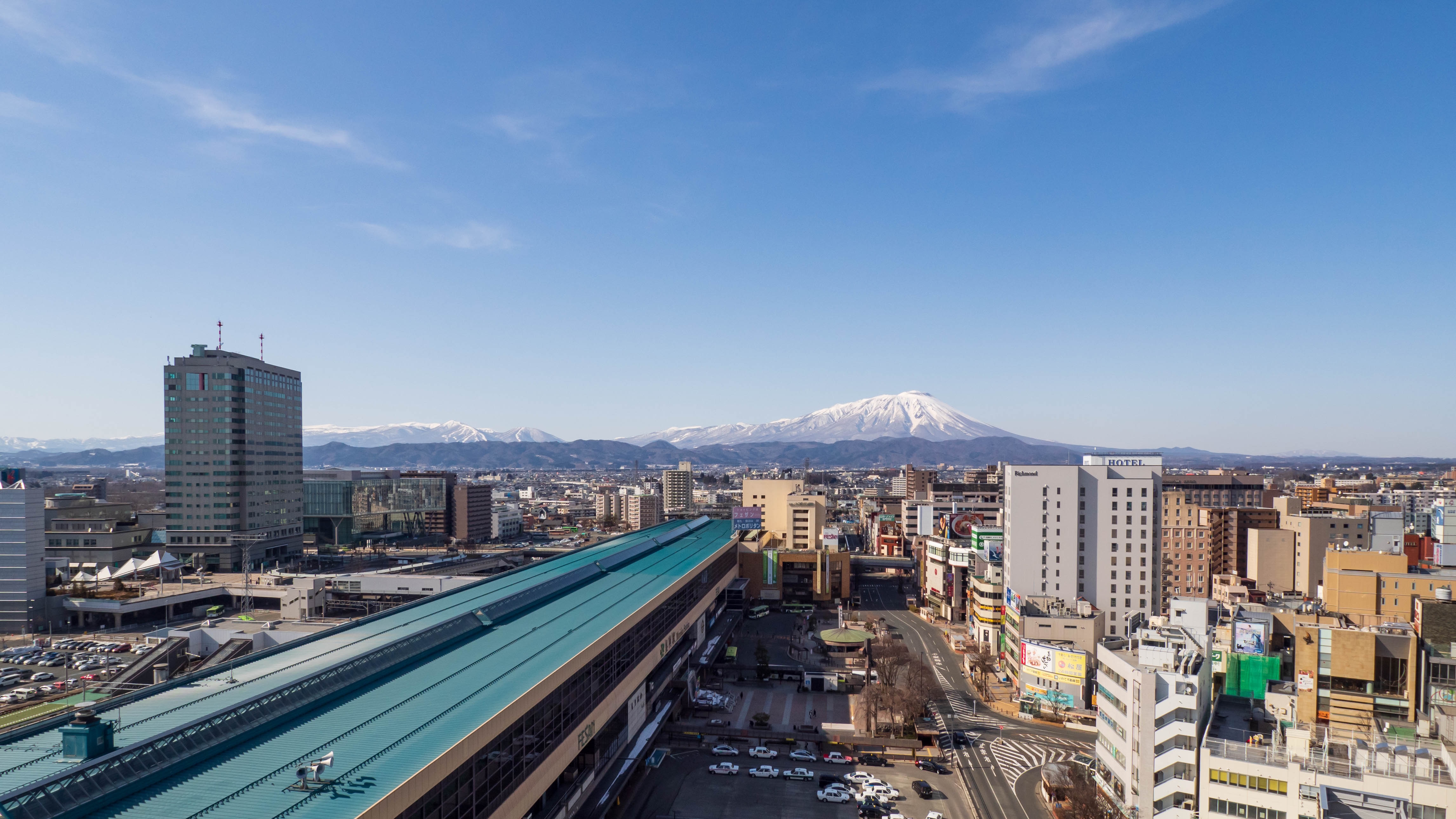 From the upper floors on the north side you can see Mt. Iwate and the area around Morioka Station.