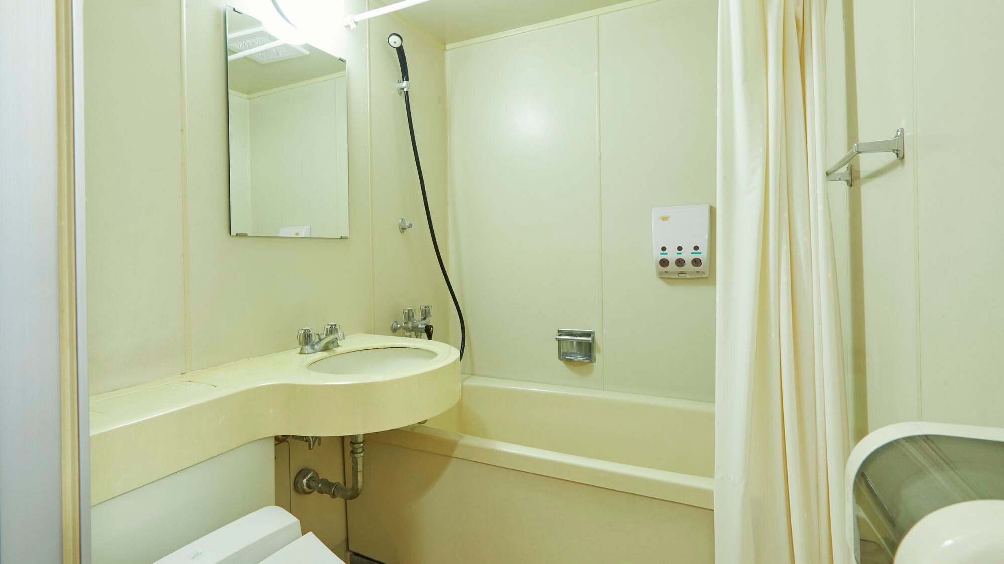 Western-style twin room/bathroom