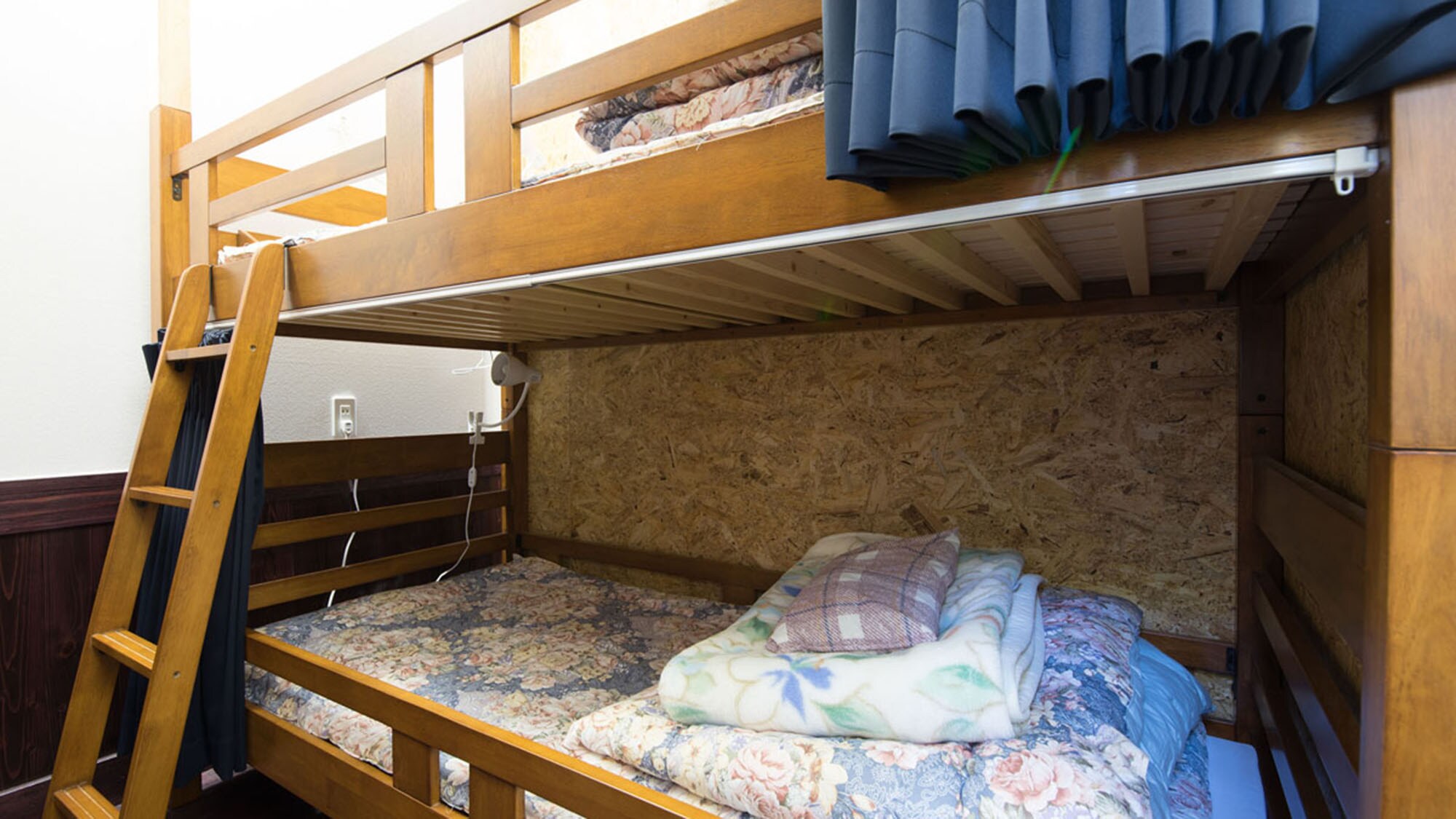 Tempat tidur susun dengan futon asrama juga tersedia.