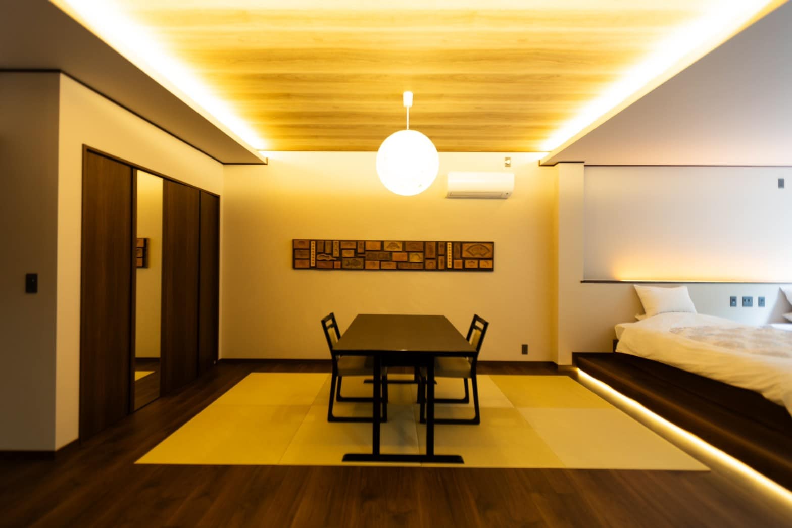 Special room with sauna “Kaede” dining table