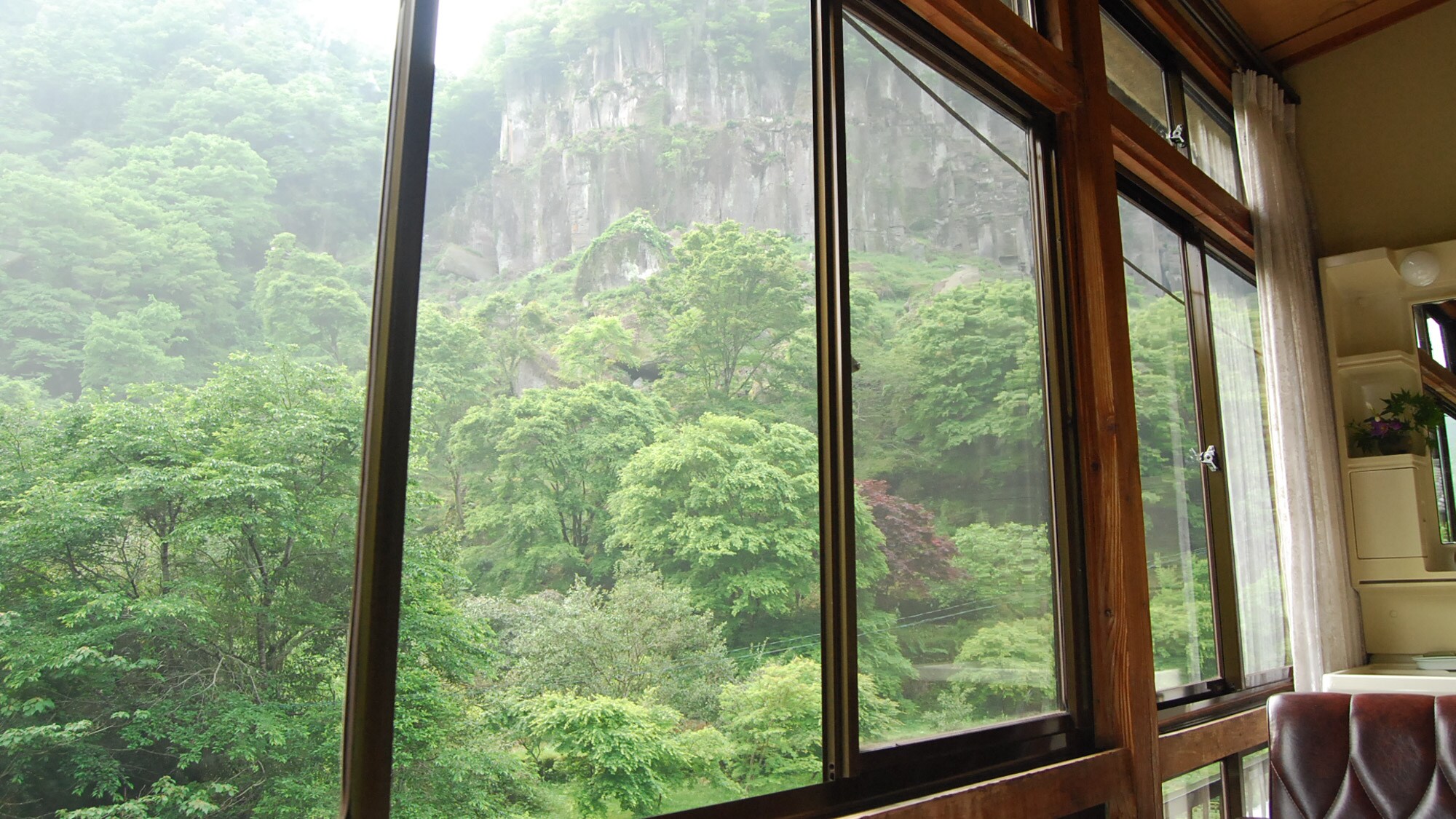 *[Example of a Japanese-style room] From your room you can see the mountains changing color with the seasons.