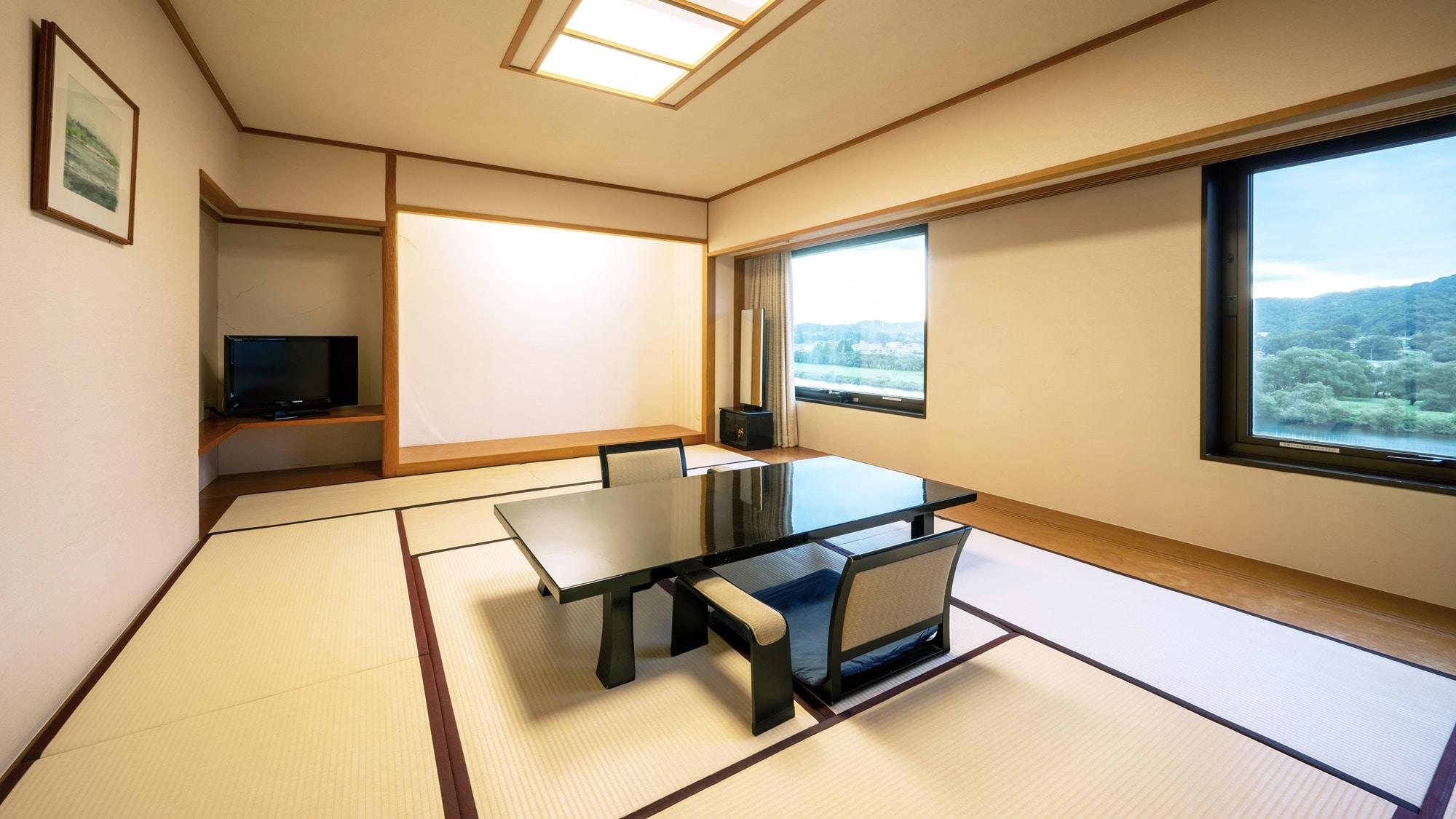 Outside the window you can see the clear Kitakami River. The Japanese-style room is a spacious tatami room that can accommodate up to five people.