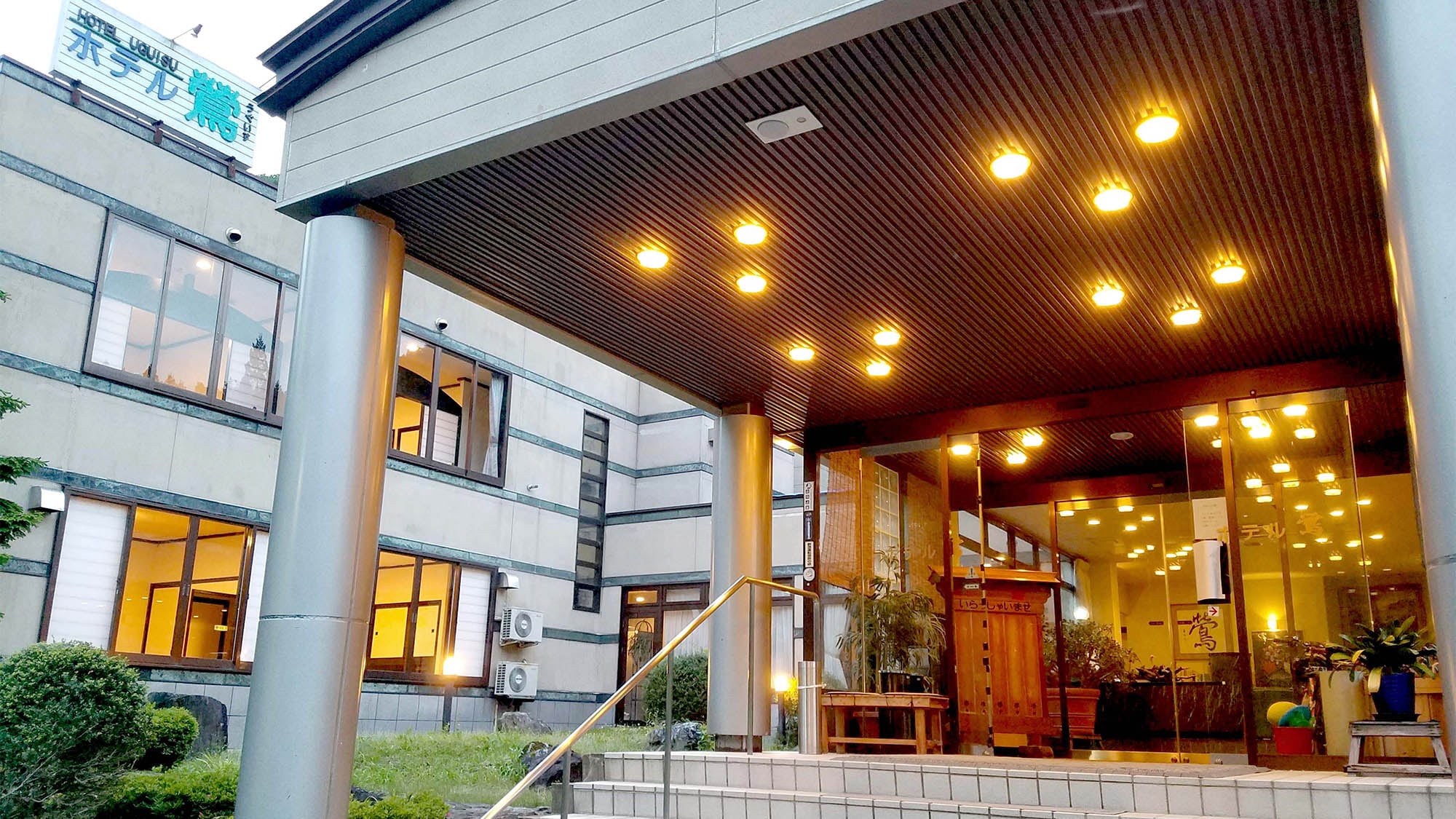 ・Entrance. You will be greeted by decorations that add to the Japanese atmosphere and a hanging scroll of a "nightingale"♪