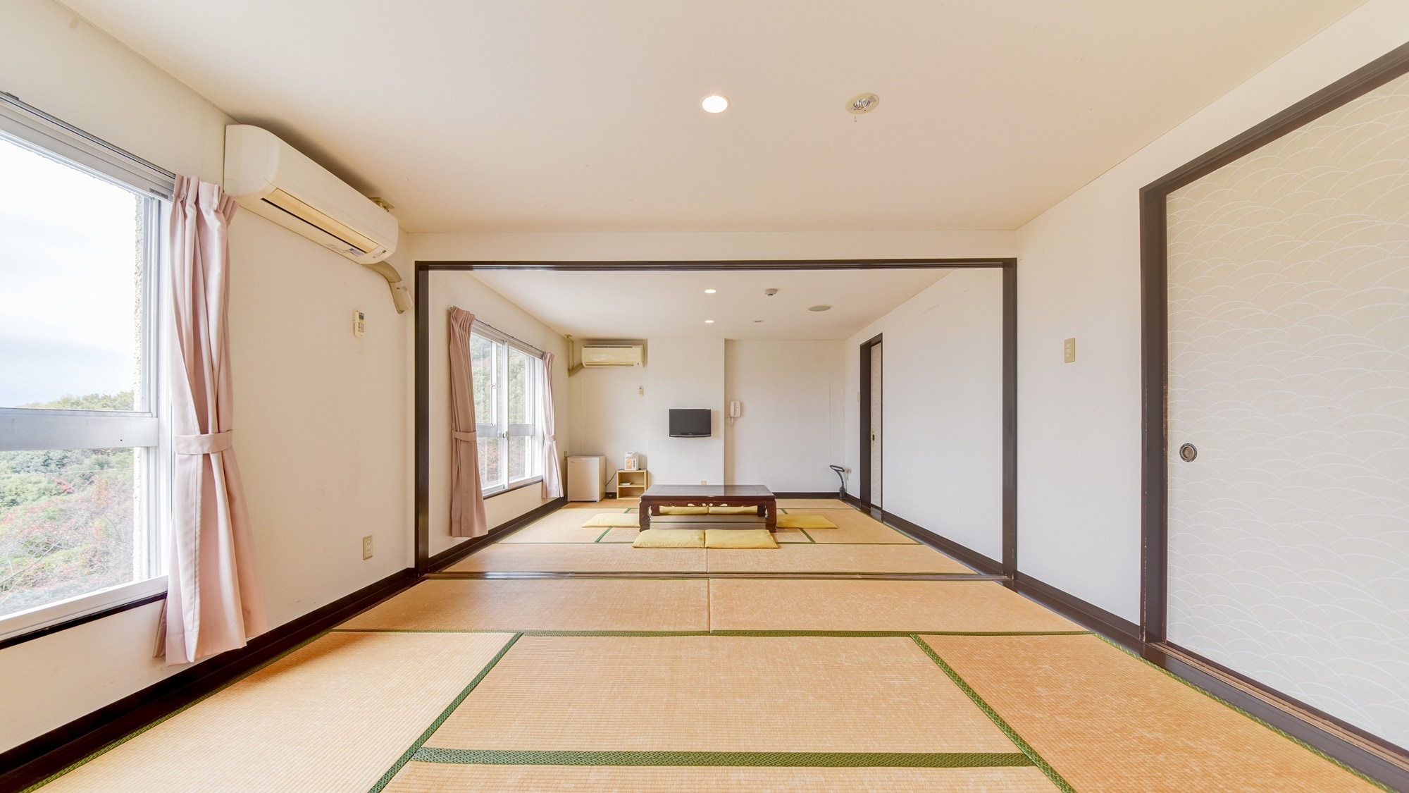 *12 tatami Japanese-style room ◆The spacious Japanese-style room offers you a relaxing and comfortable time.