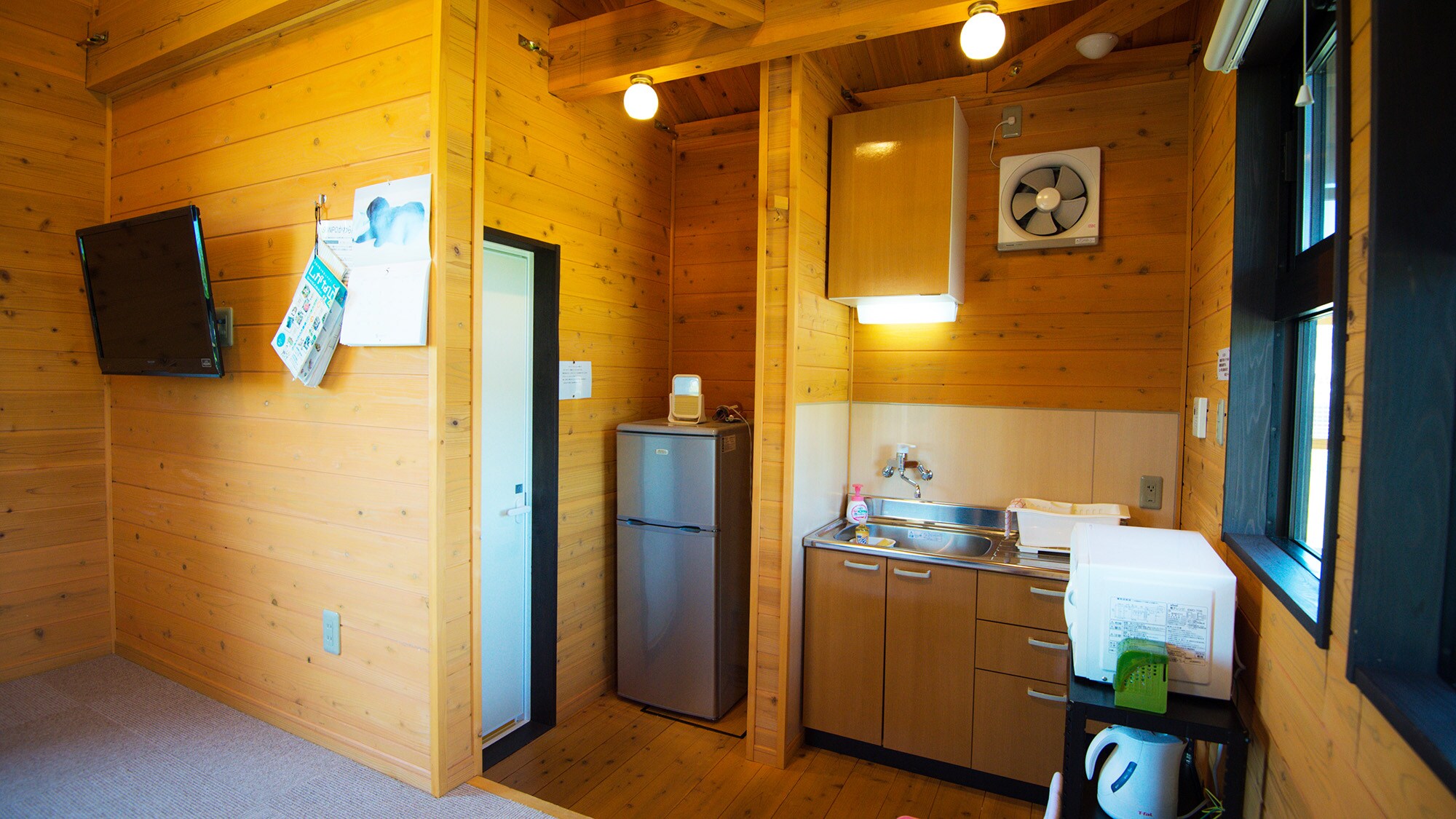 *[Contoh Cottage AB] Anda dapat membiarkan anjing Anda berlarian bebas di dalam kamar selama ia mengenakan popok.