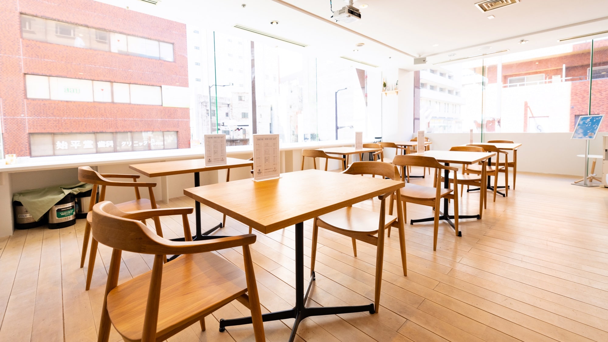 * Di dalam gedung (contoh)