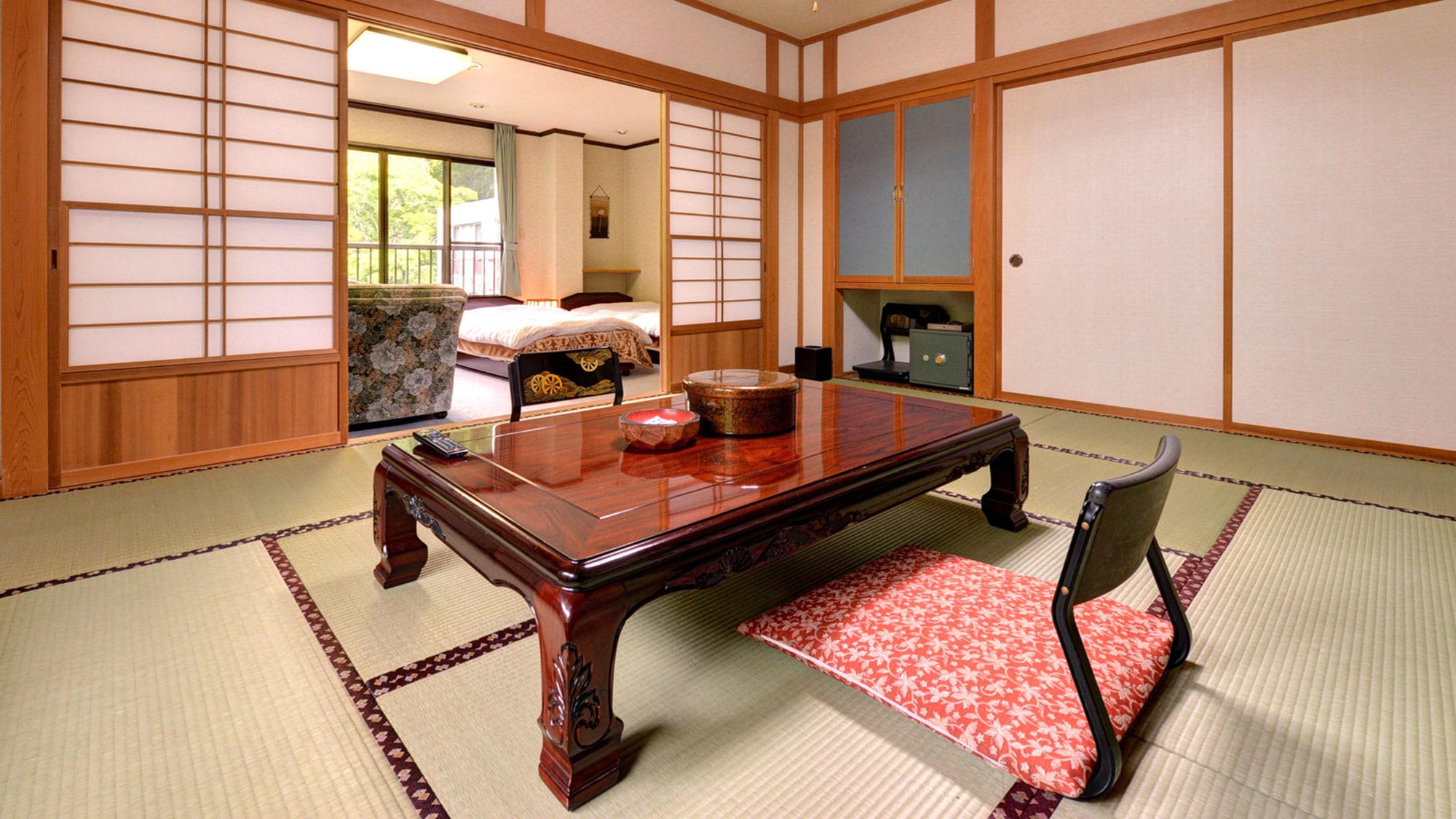 * [Example of guest room] Japanese and Western room. A room where you can enjoy the goodness of both Japanese and Western styles. Please spend a good time in the tatami room.