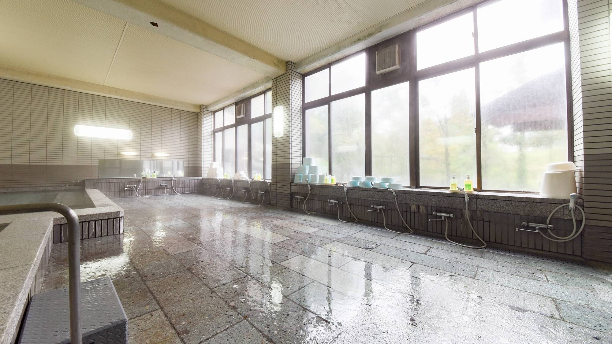 * Large communal bath / Large indoor bath with bright windows. Outside the window, you can see the natural scenery of each season.