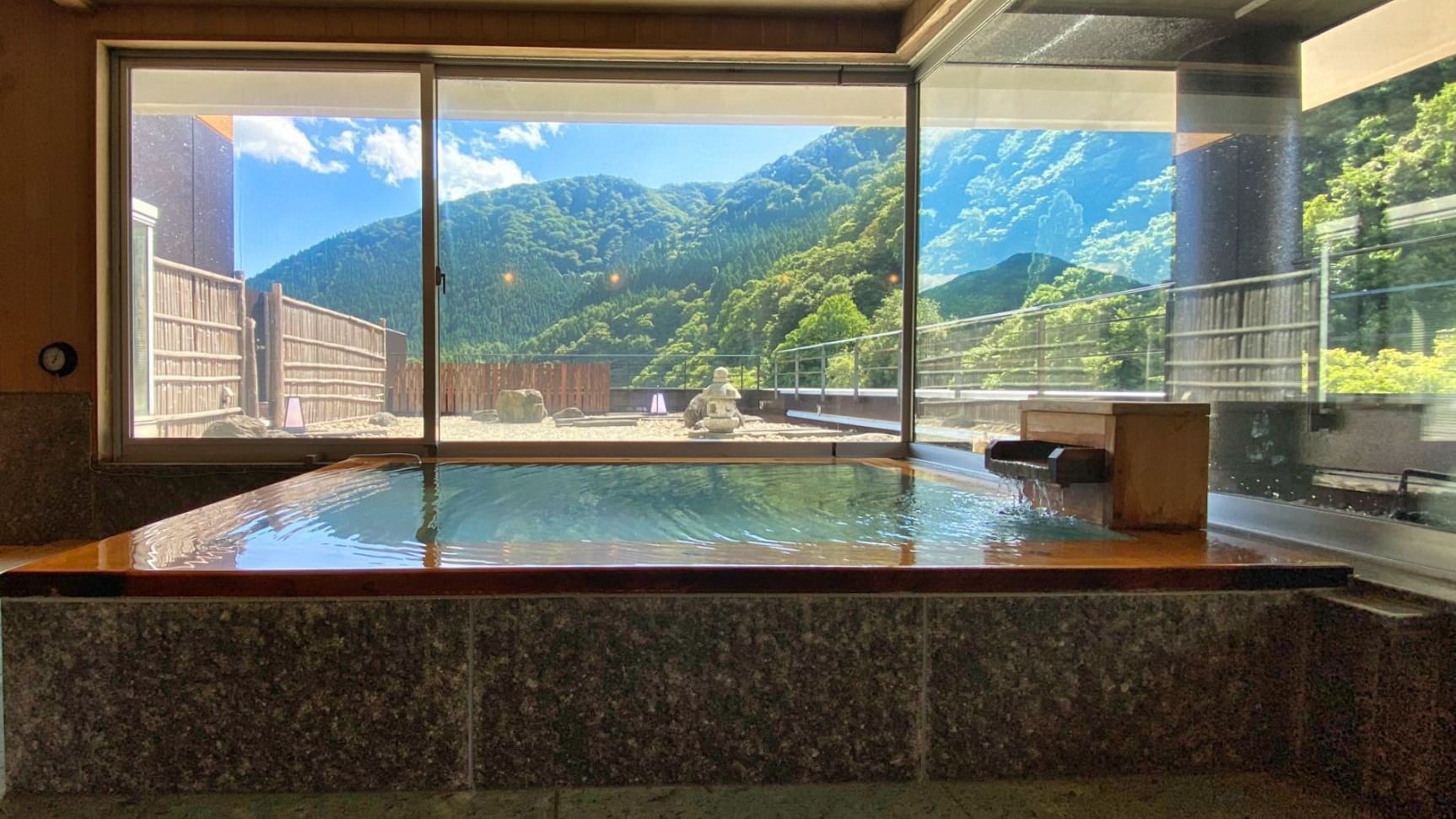 【附半露天浴池的屋顶庭院】801号房◆影剧院+2间西式房间/室内温泉浴池