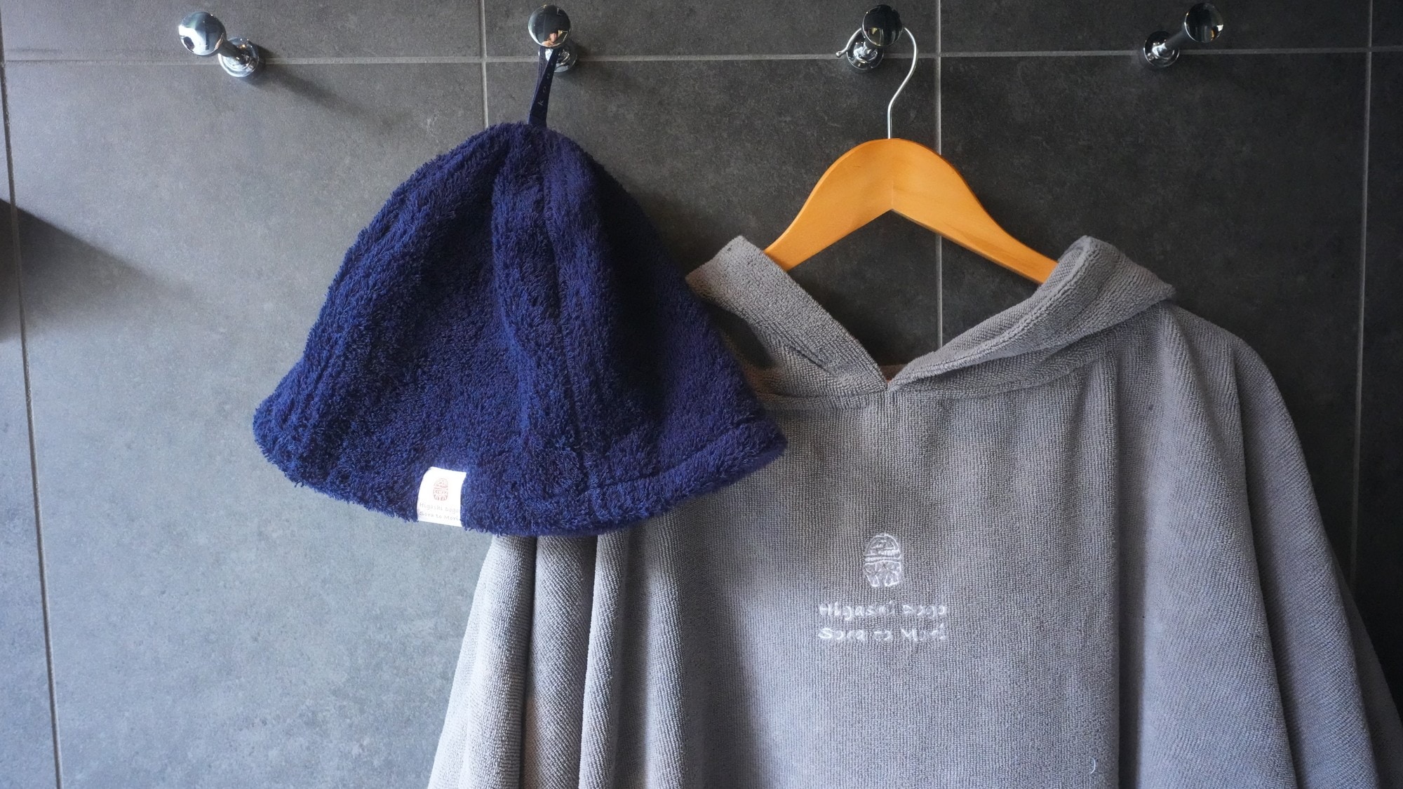 Ponco dan topi sauna (perlu sewa)