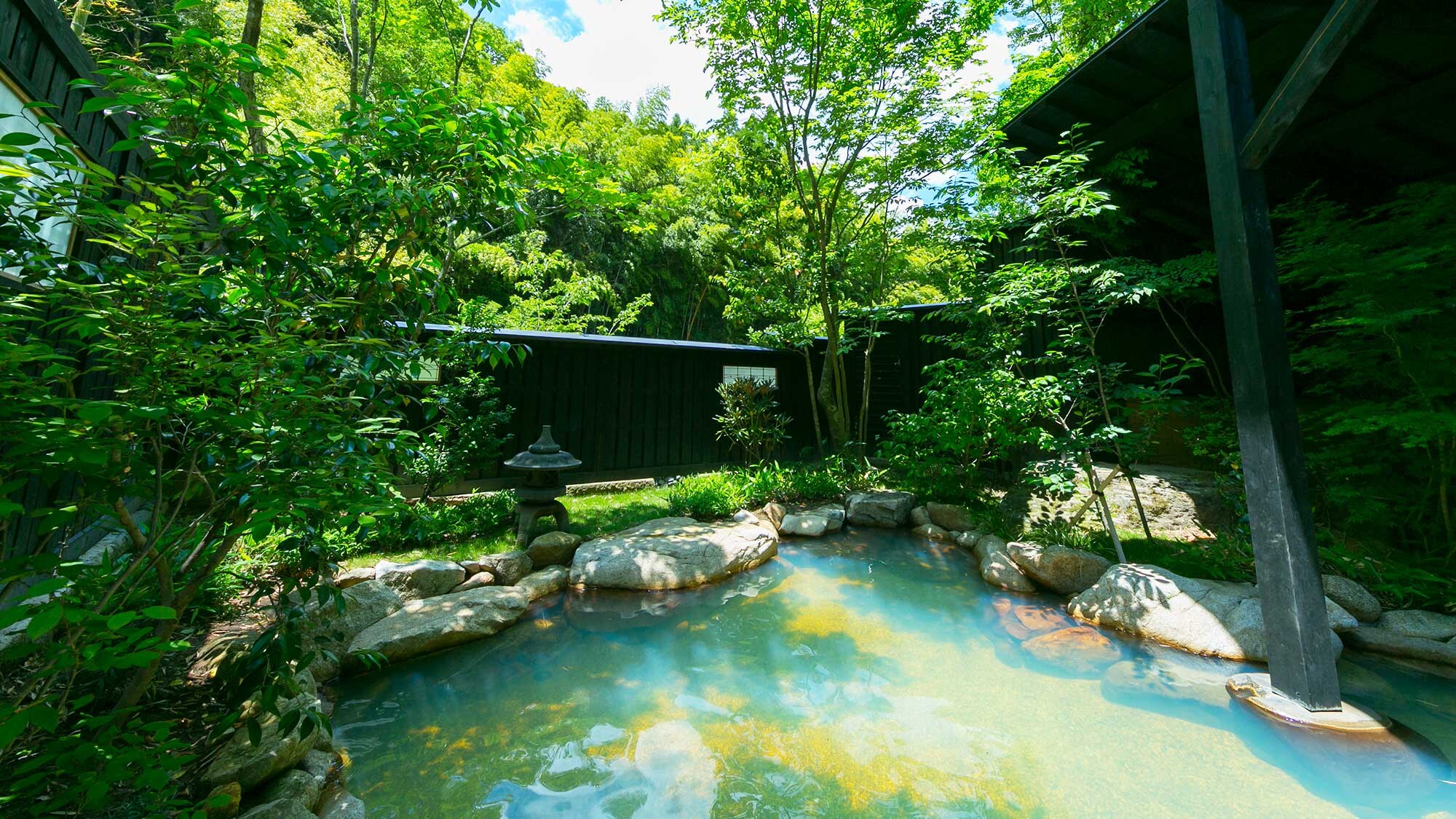 [Private bath building for hot spring baths/Takeyu open-air bath] Enjoy the picturesque scenery surrounded by giant rocks and greenery.
