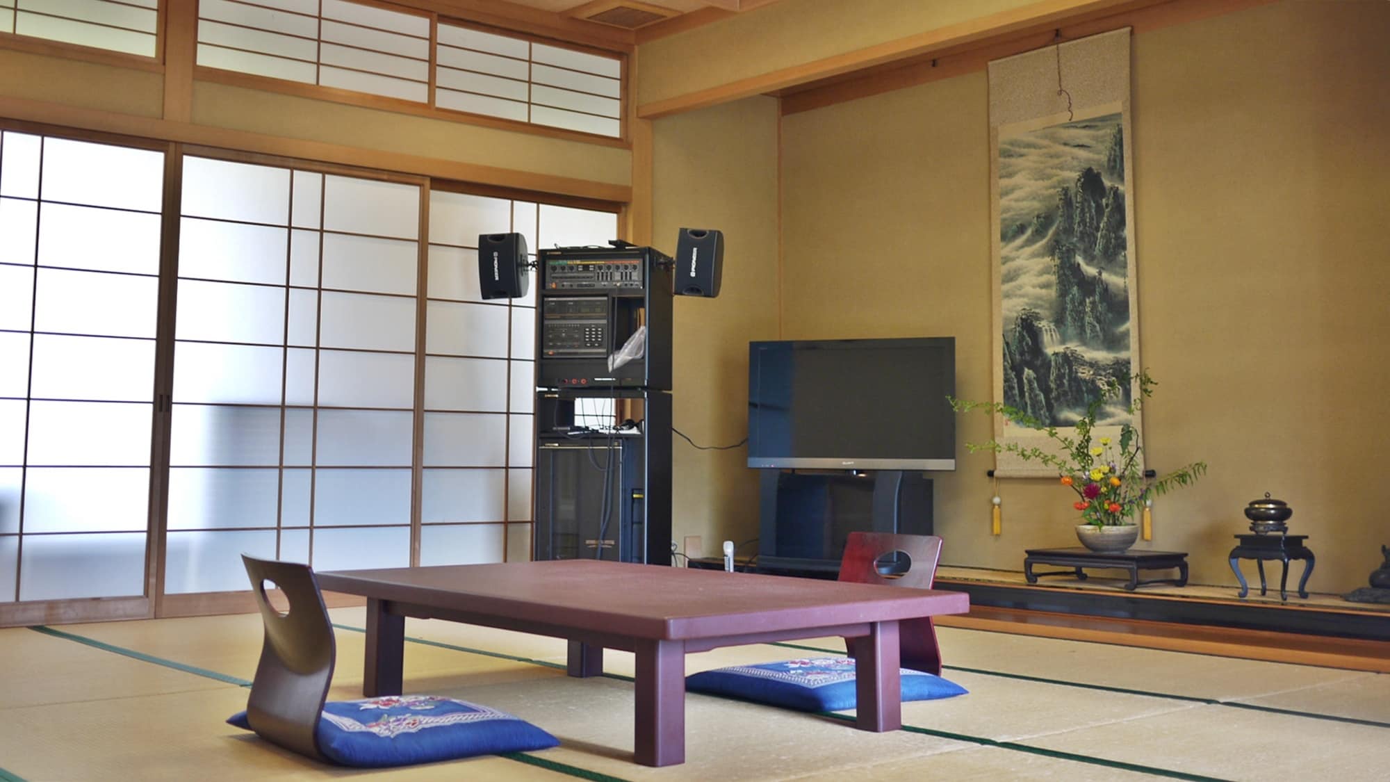 *[Main building large room] A spacious 15 tatami room that can accommodate up to 8 people.